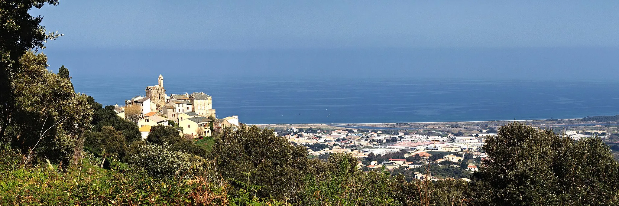 Photo showing: Furiani (Corsica) - Panorama sur le village et sa plaine