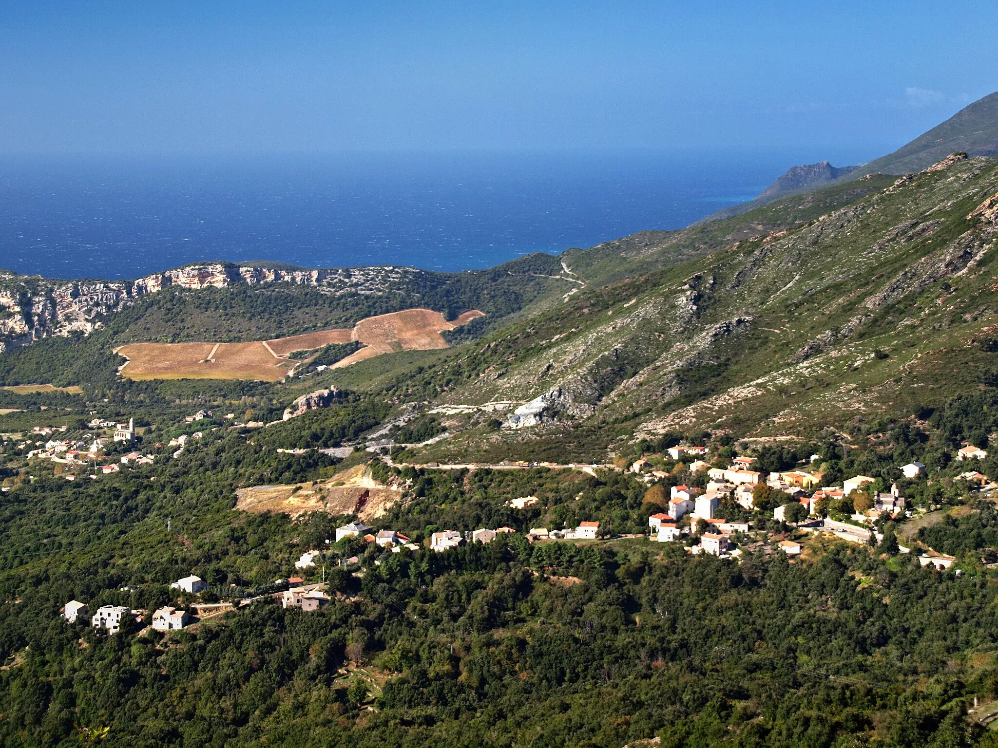 Photo showing: Barbaggio (Corse) - Vue du village. En bas, à gauche, Patrimonio