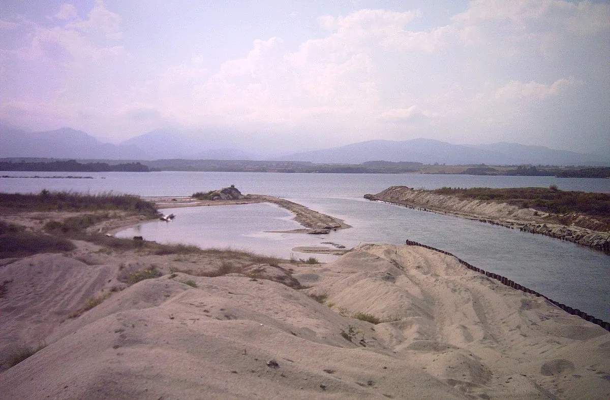 Photo showing: L'étang d'Urbino (Haute-Corse) vu depuis son grau de communication avec la mer