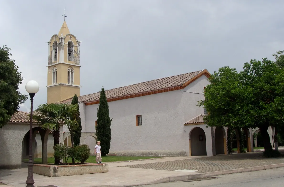 Photo showing: L'église Saint-Michel de Ghisonaccia (Haute-Corse), vue d'ensemble de l'extérieur.