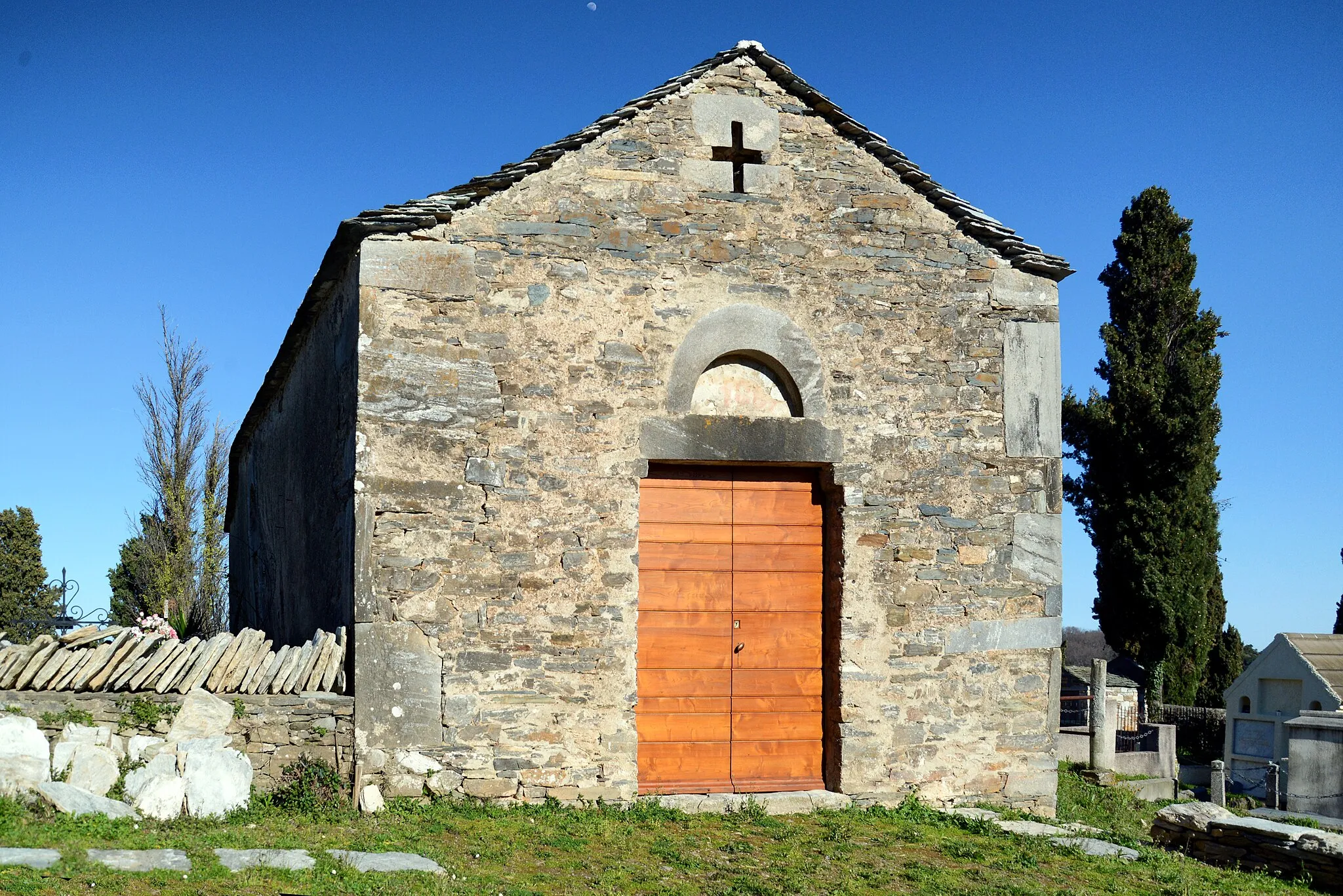 Photo showing: Penta-di-Casinca, Castagniccia (Corse) - Église Saint-Michel, au Campo Santo (cimetière) du village. Cette ancienne église paroissiale, datant du milieu du Moyen Âge, avait perd sa fonction d'église curiale en 1760.