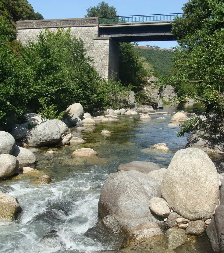 Photo showing: Le pont de la route vers Serra (D 45) sur l'Abatesco, « à cheval » sur Prunelli-di-Fiumorbo et Serra-di-Fiumorbo (Haute-Corse).