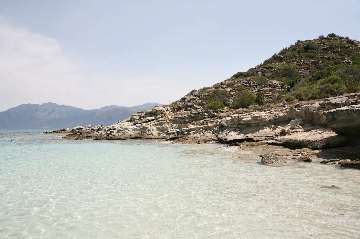 Photo showing: Plage du loto, environnement peu accueillant, mais eau translucide.