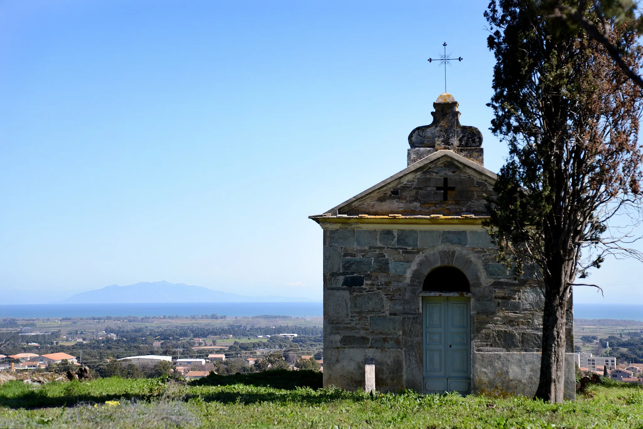 Photo showing: Vescovato, Casinca (Corse) - Chapelle San Mighele (Saint-Michel), édifice roman pouvant dater du XIe siècle, devenu tombeau familial. Sur l'horizon, l'Île d'Elbe