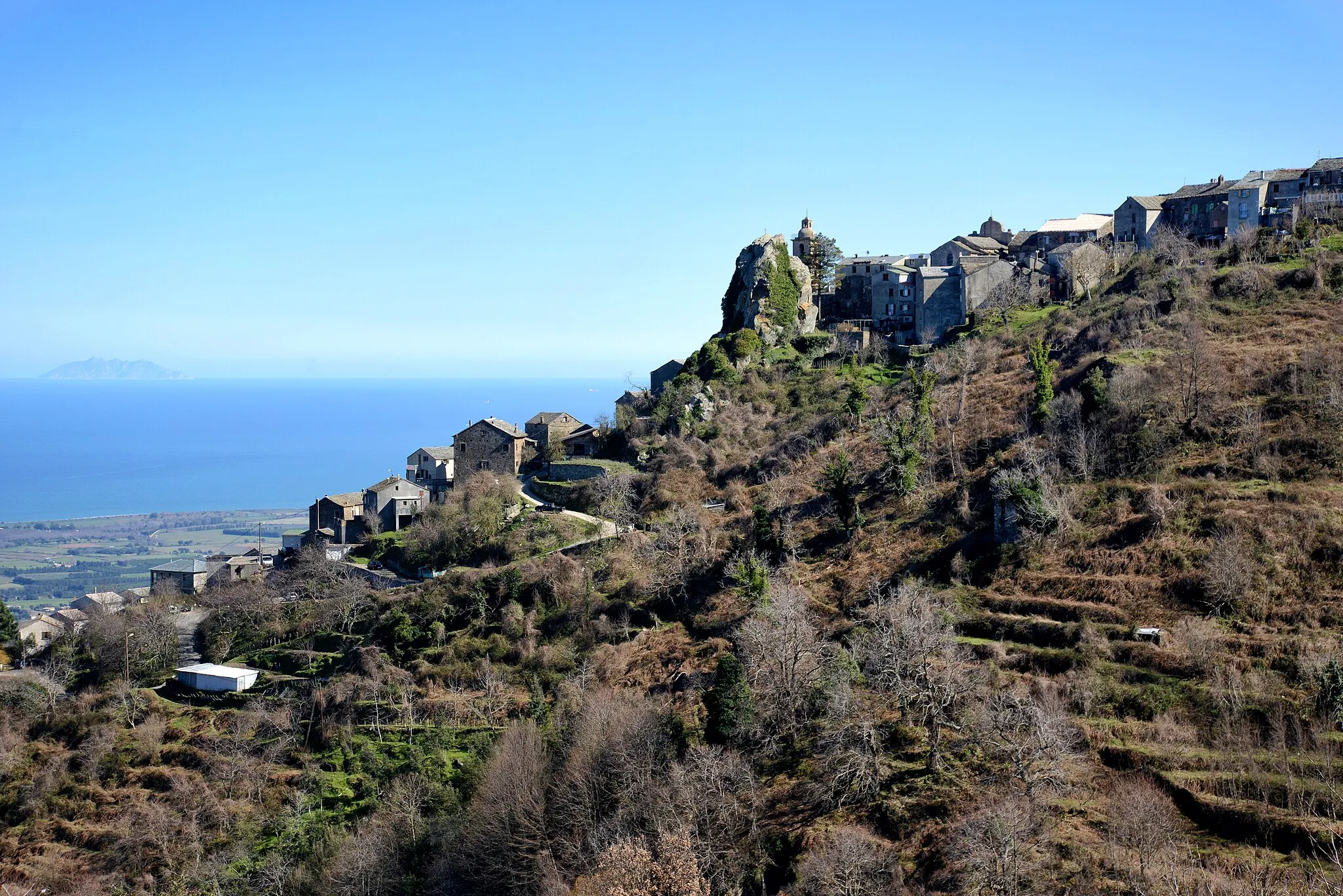 Photo showing: Loreto-di-Casinca (Corse) - Nid d'aigle de la Casinca, telle une citadelle ("U pinzale di a Casinca"). Sur l'horizon, l'île de Montecristo