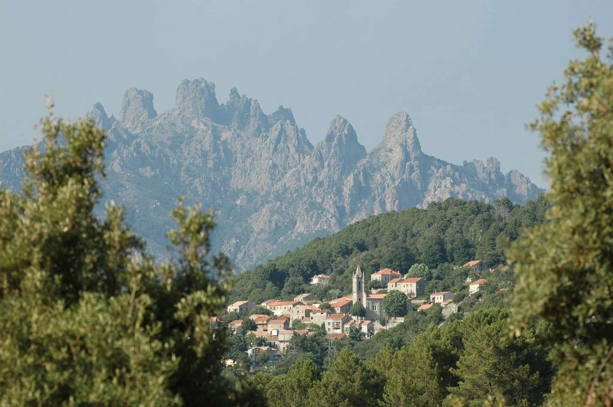 Photo showing: Le village de Zonza au pied des Aiguilles de Bavella (Corse du Sud)
