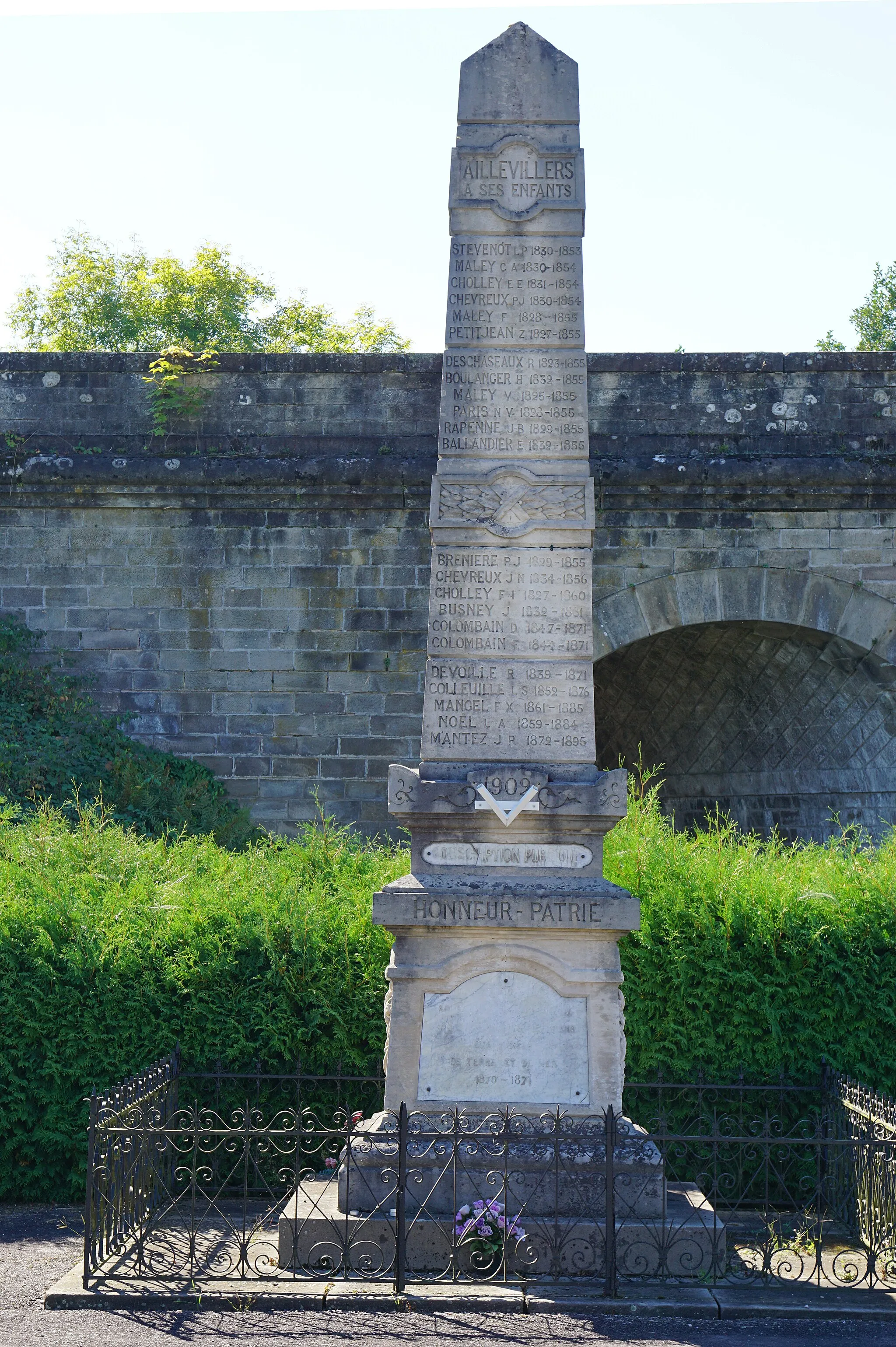 Photo showing: Monument aux morts des guerres de Crimée et de 1870 à Aillevillers-et-Lyaumont.