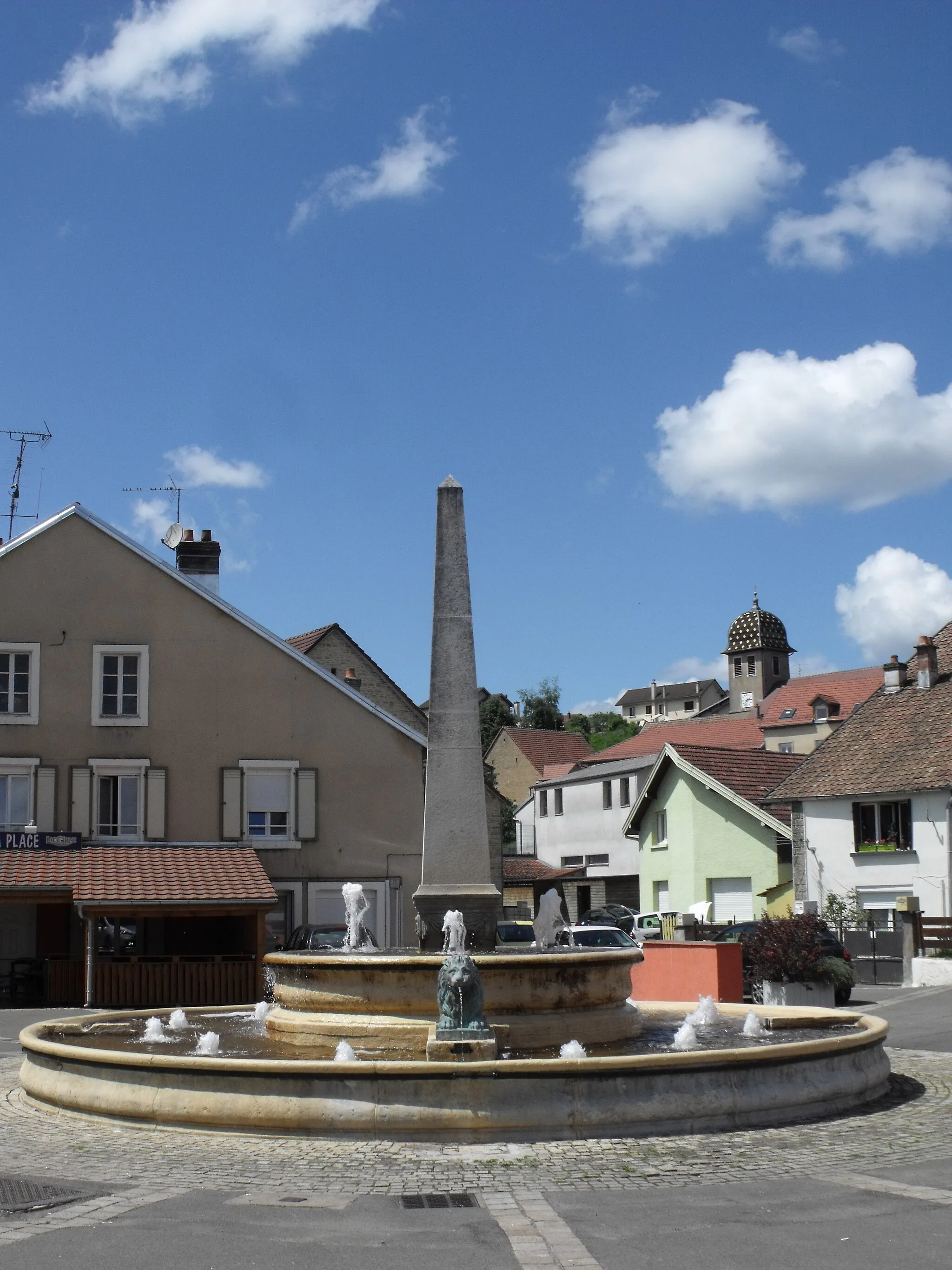 Photo showing: Fontaine et clocher de l'église en fond, à Bavans, Département du Doubs, France