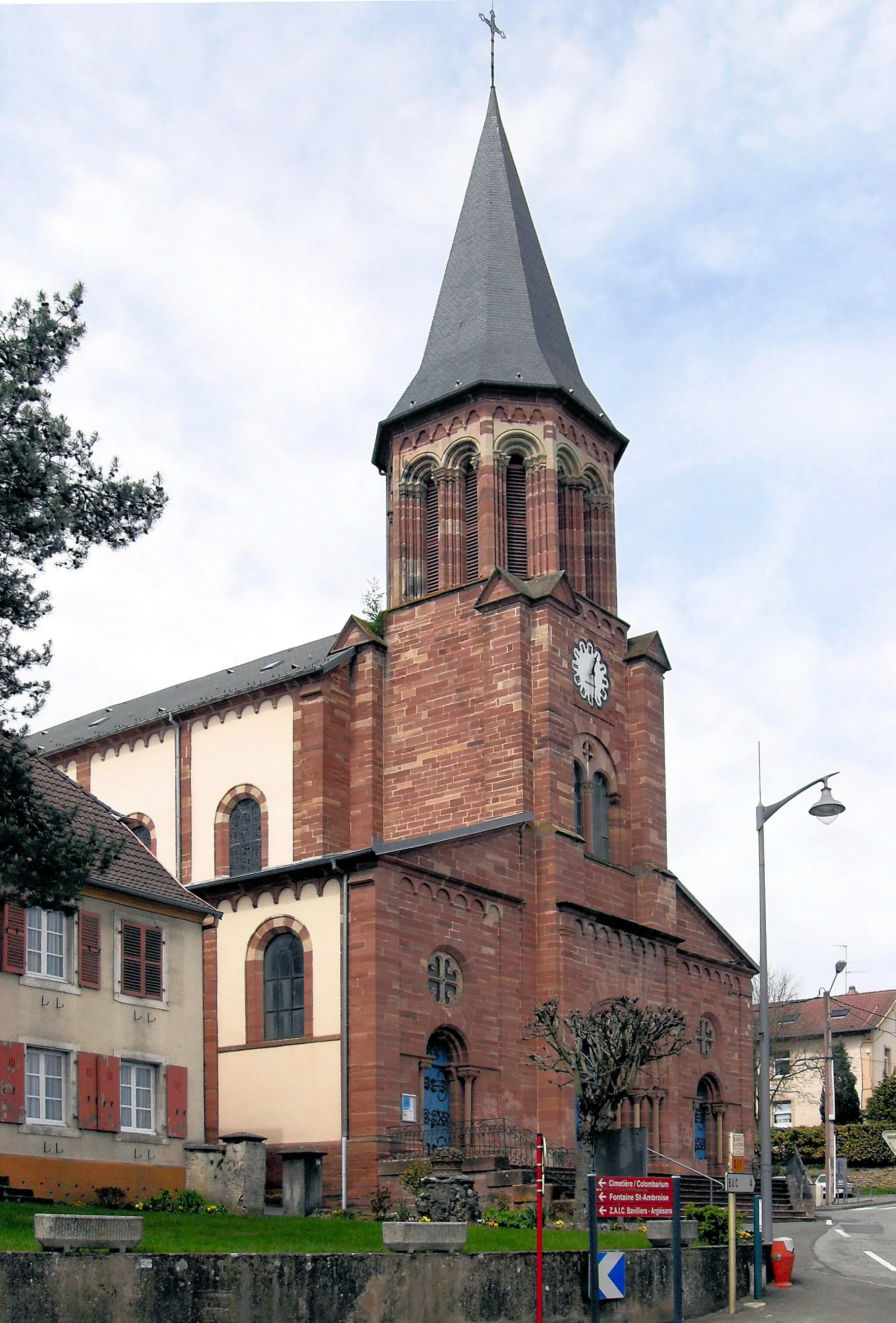 Photo showing: L'église Saint-Ambroise à Bavilliers, côté sud-est