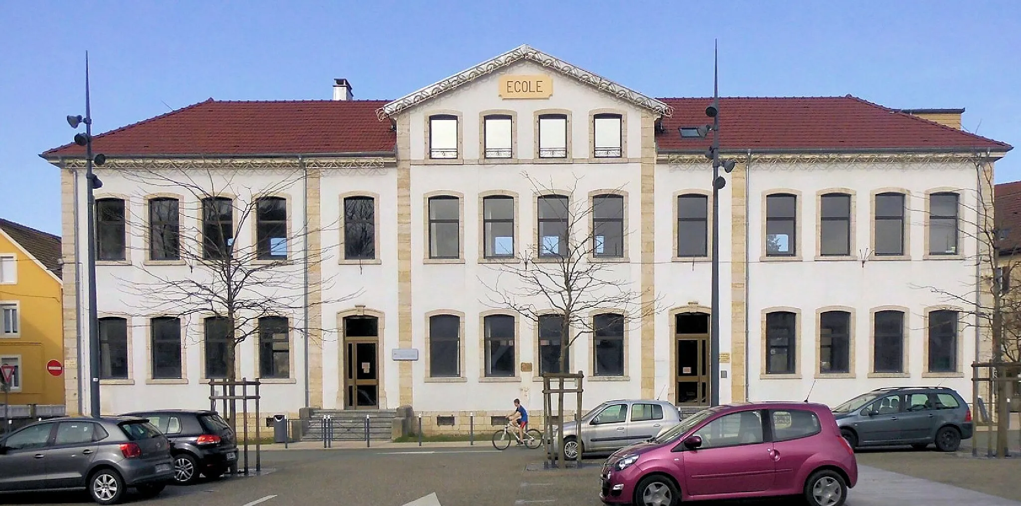 Photo showing: L'école primaire et l'école de musique à Beaucourt