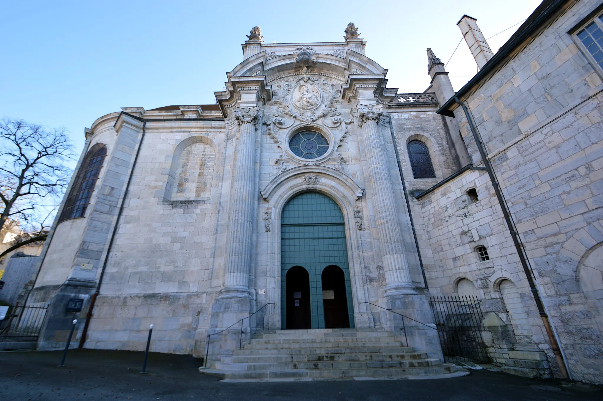 Photo showing: Portail nord de la cathédrale Saint-Jean de Besançon, faisant office d'entrée principale.