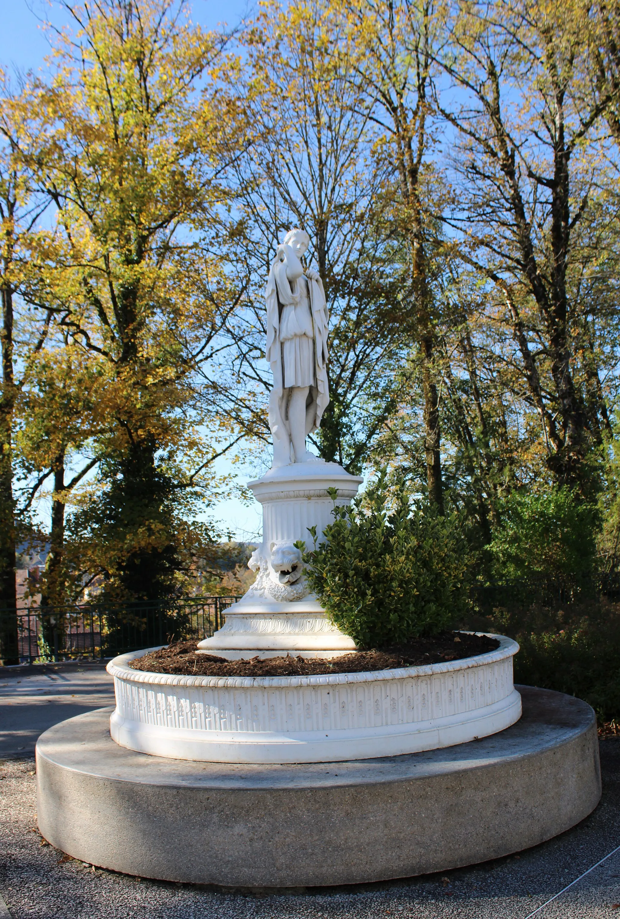 Photo showing: Statue de l'Avenue de la République