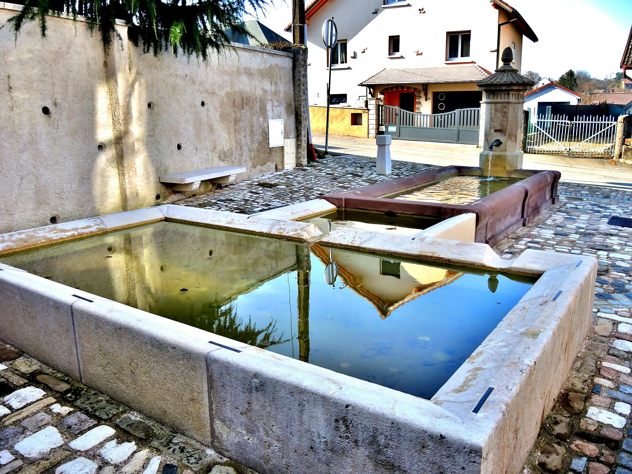 Photo showing: Fontaine Vautherin