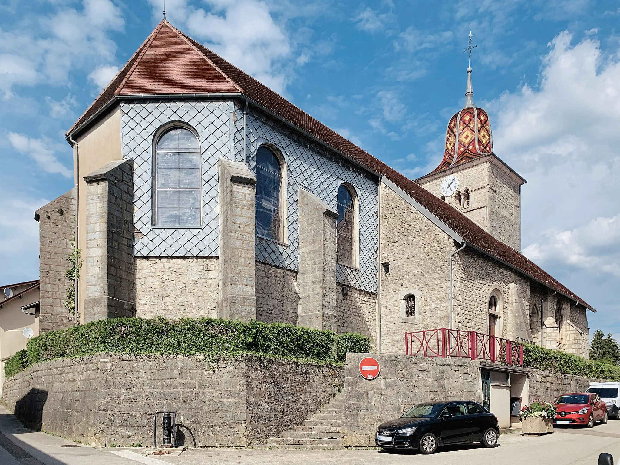 Photo showing: Le chevet de l’église Saint-Nithier de Clairvaux-les-Lacs dans le Jura.