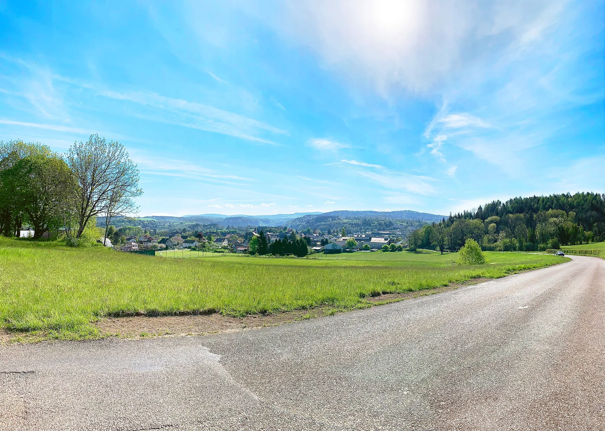 Photo showing: Clairvaux-les-Lacs in the Jura: general view west from the D27E3 road at a place called "Molard-de-la-Fédération".
