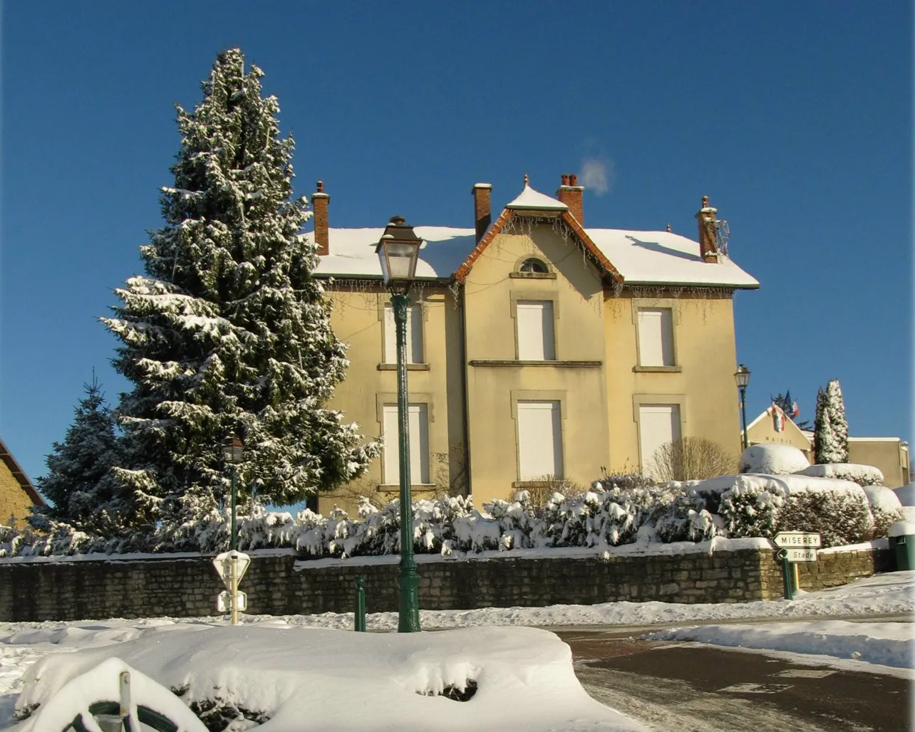 Photo showing: La mairie-école d'Ecole-Valentin a été construite en 1931-1933. L'école est transférée dans les nouveaux locaux du groupe scolaire Robert Delavaux dans les années 1970.