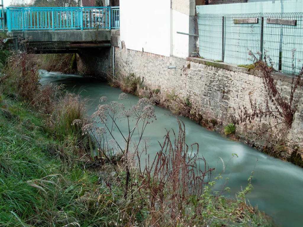 Photo showing: Cours d'eau à Fesches-le-Châtel. Photo prise avec un filtre ND16.