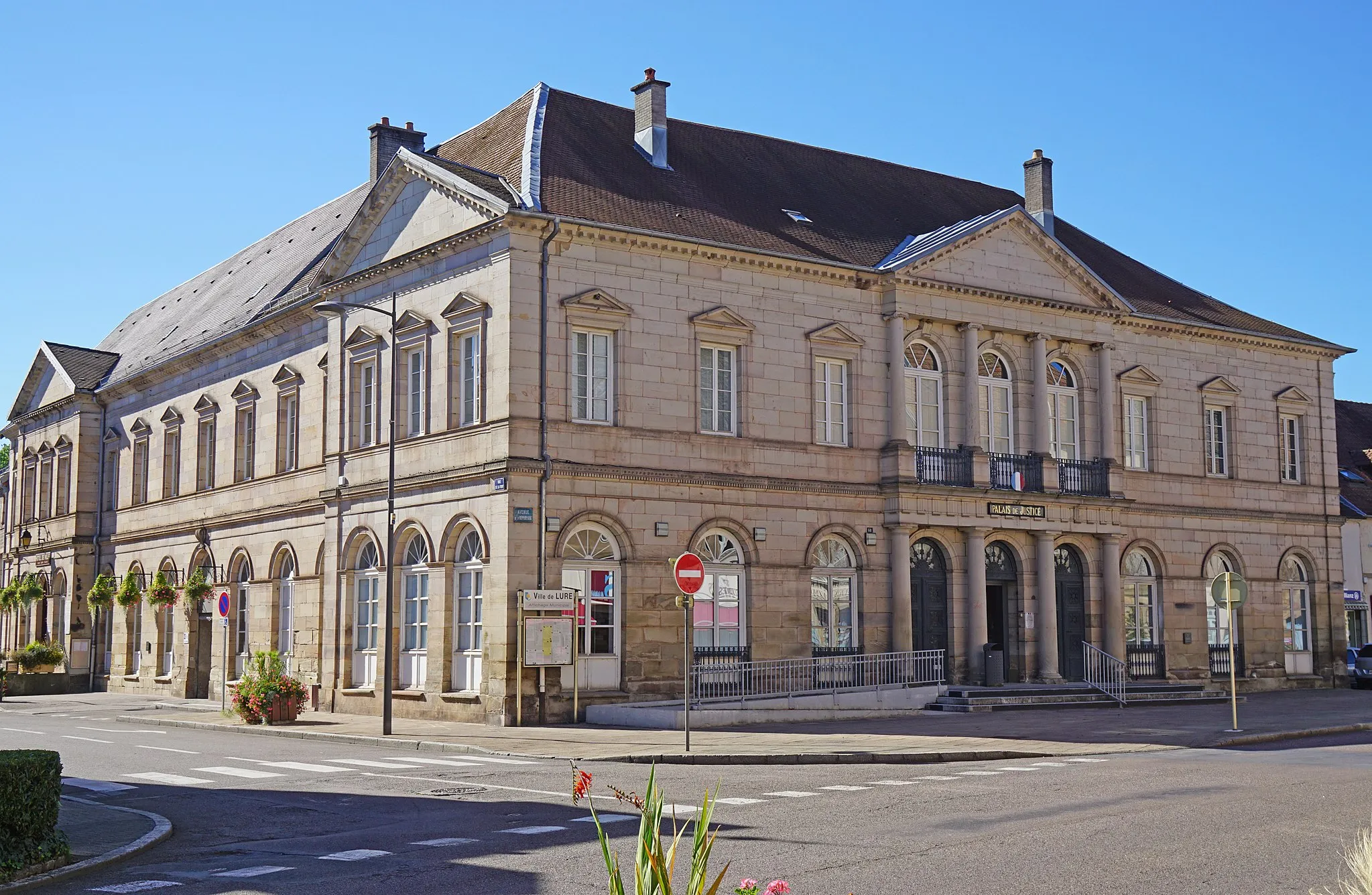 Photo showing: Le bâtiment du palais de justice de Lure est couplée avec celui de la mairie.