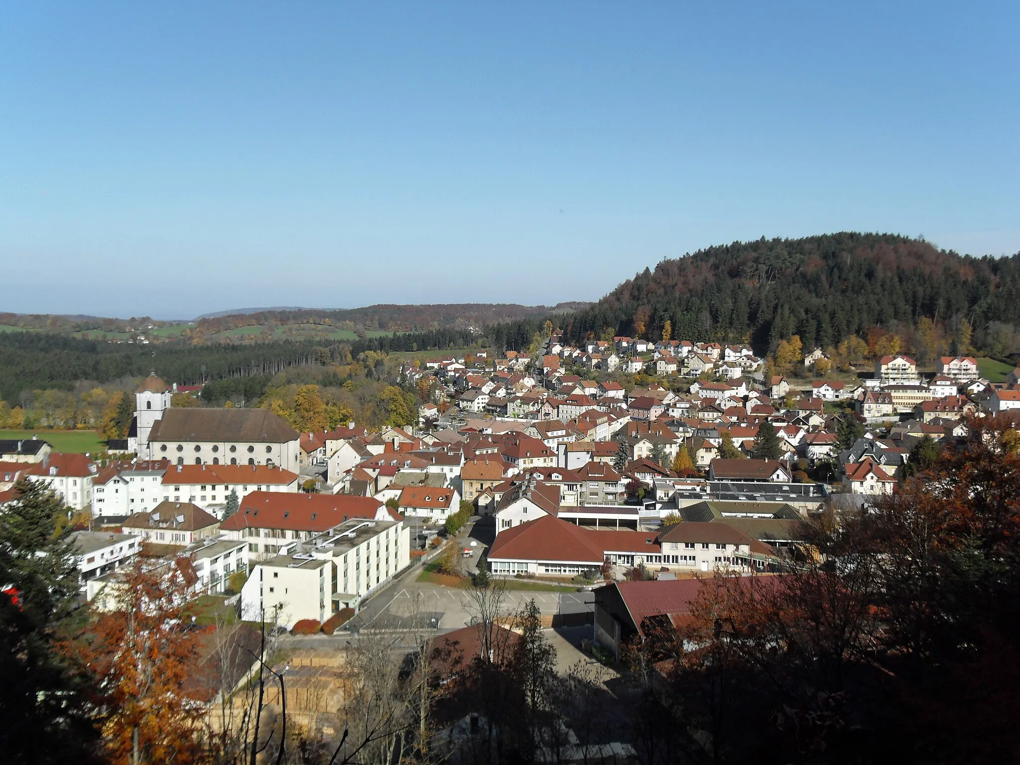 Photo showing: Vue générale de la ville de Maîche, France, en automne.