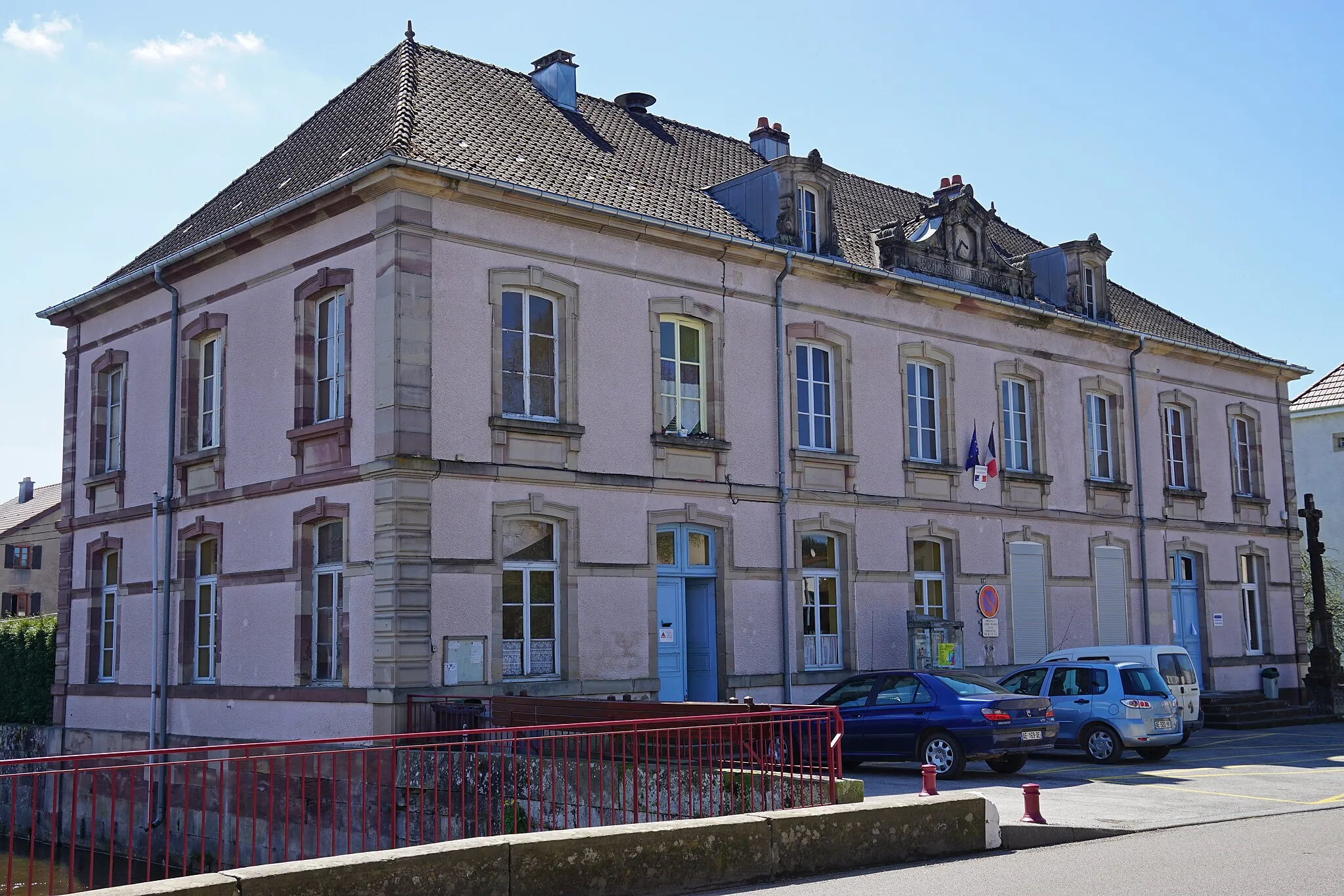 Photo showing: L'école (partie ancienne) de Mélisey.
