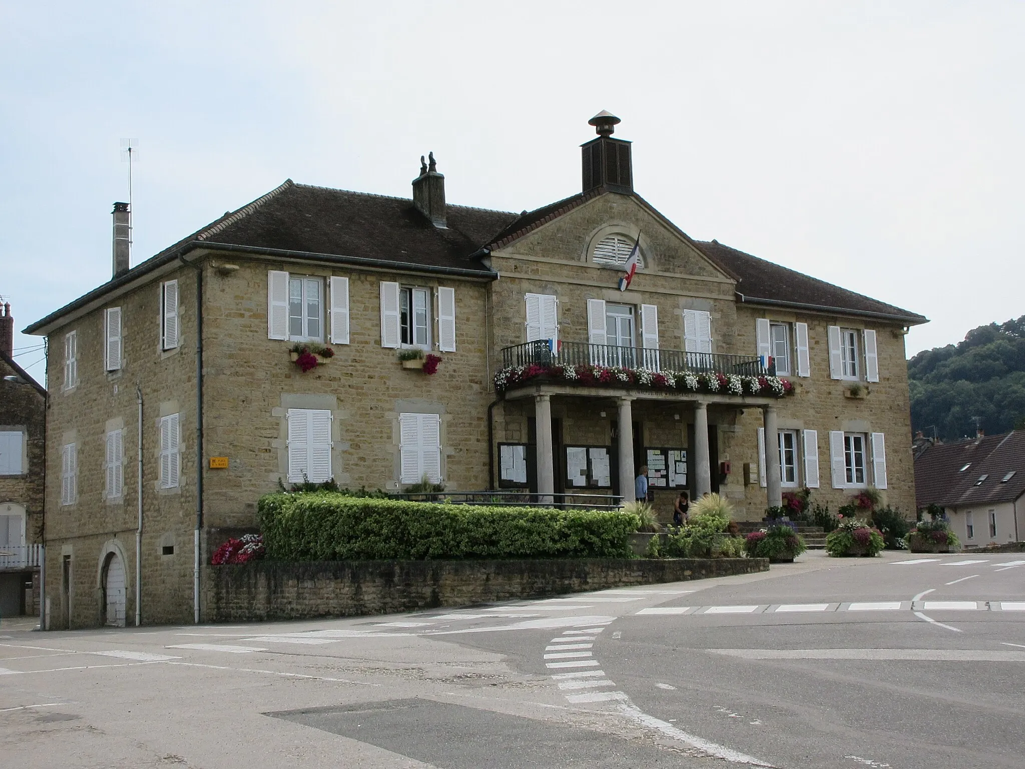 Photo showing: Mairie de Montmorot.