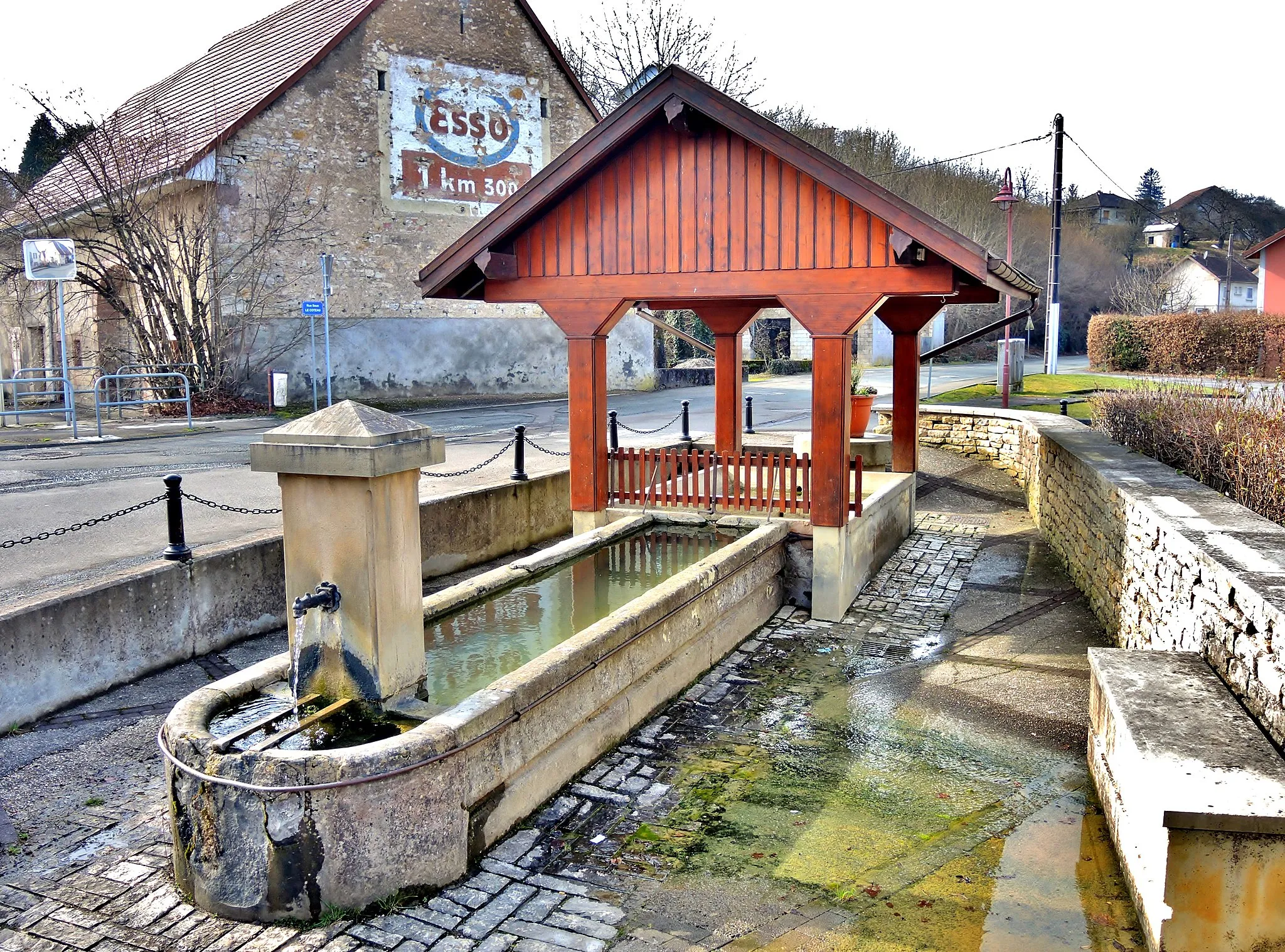 Photo showing: Fontaine-lavoir