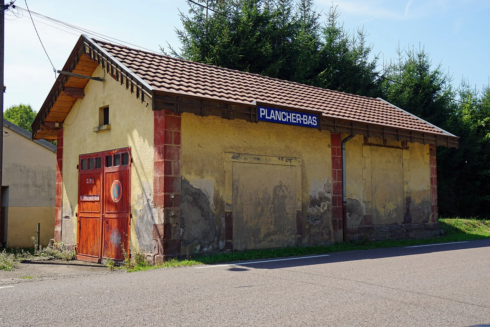 Photo showing: L'ancien gare du Tacot, devenu CPI (Centre de première intervention) des pompiers de Plancher-Bas.