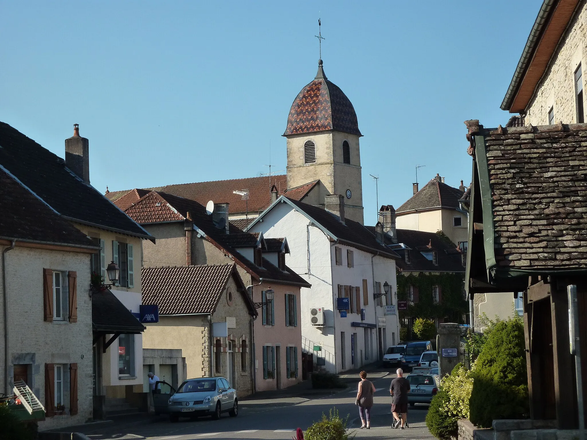 Photo showing: Rioz, vue du village depuis la rue principale (Charles de Gaulle) avec l'église au clocher bulbeux typiquement comtois.