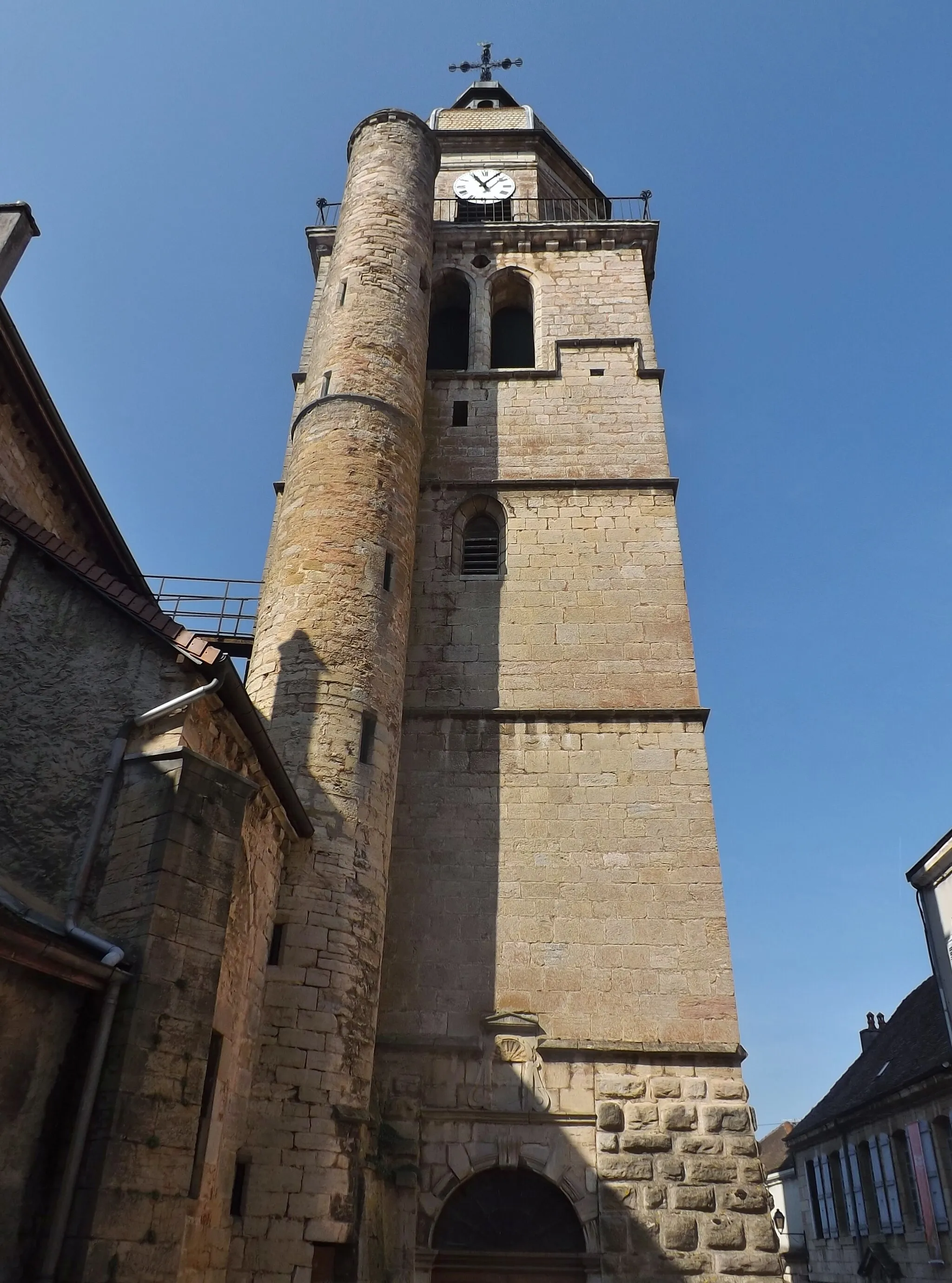 Photo showing: Saint-Amateur et Saint-Viateur de Saint-Amour church tower, in Saint-Amour, Jura, France.