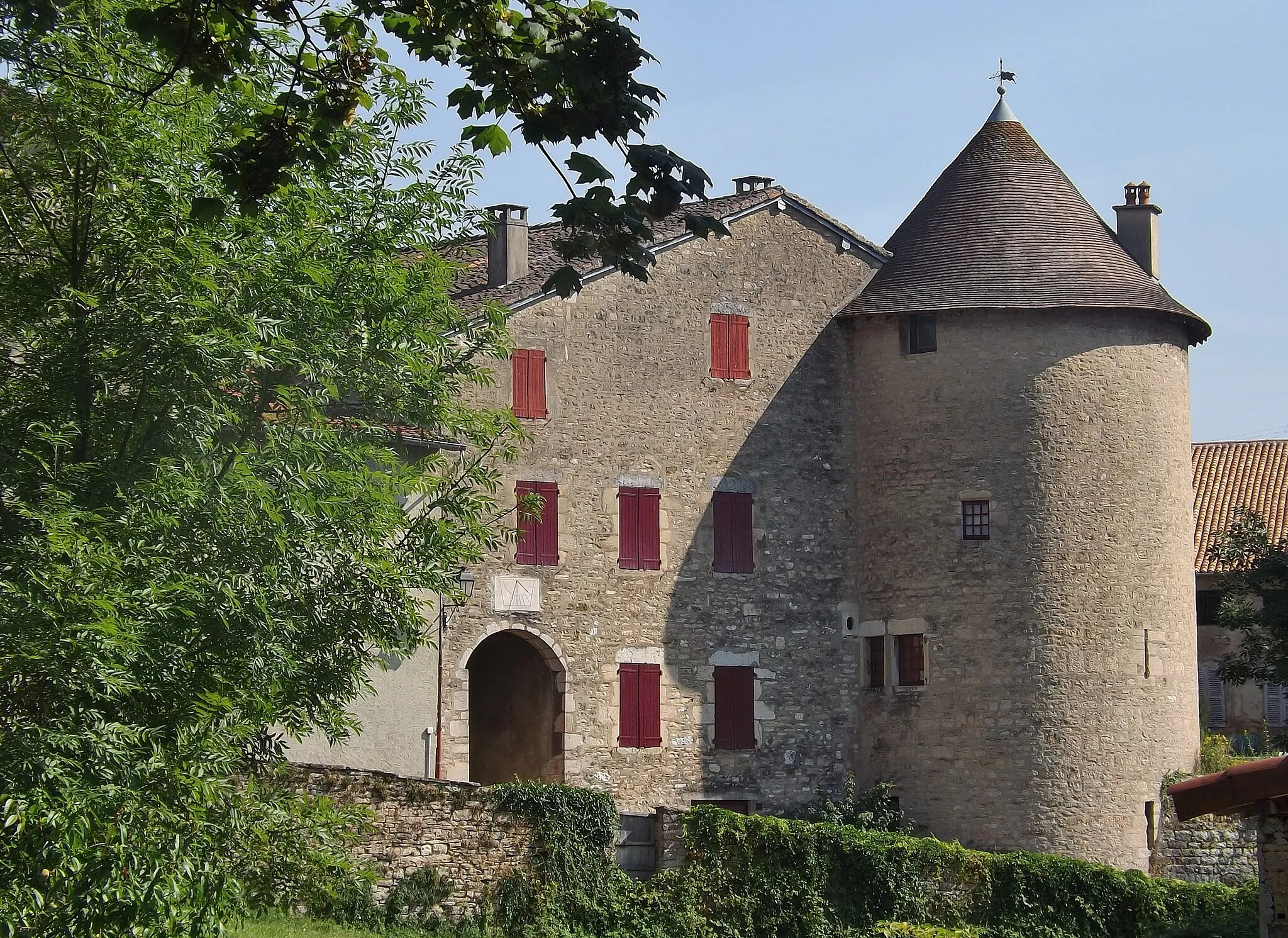 Photo showing: Tour Saint-Guillaume tower seen with the entire building, in Saint-Amour, Jura, France.