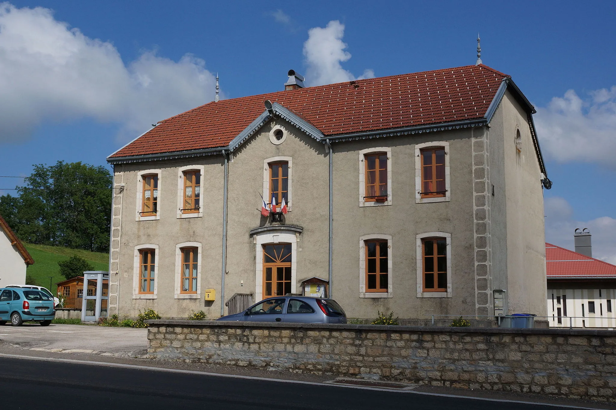 Photo showing: commune de Lac-des-Rouges-Truites, la mairie.