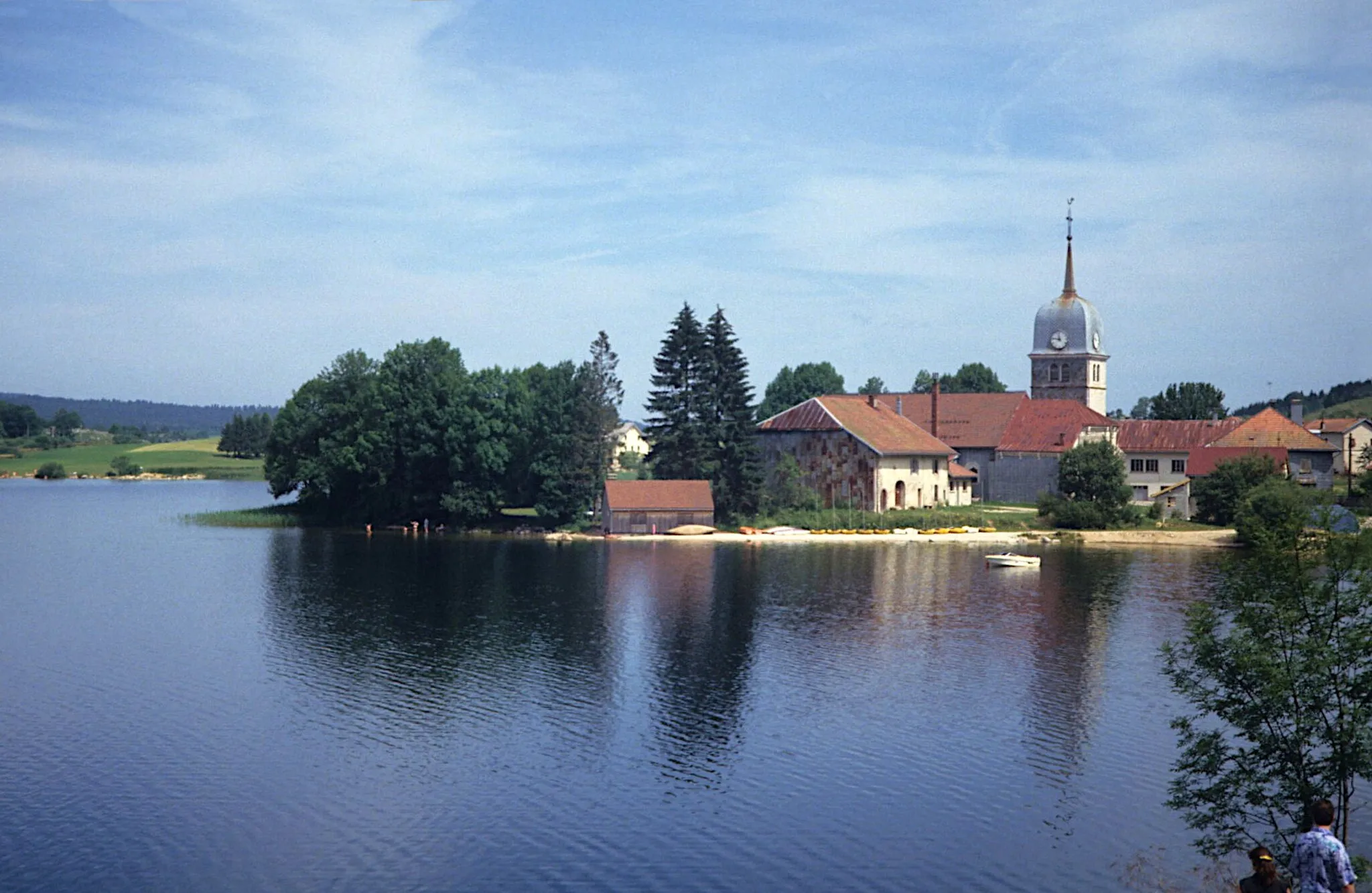 Photo showing: L'abbaye de Grandvaux et le lac de l'Abbaye