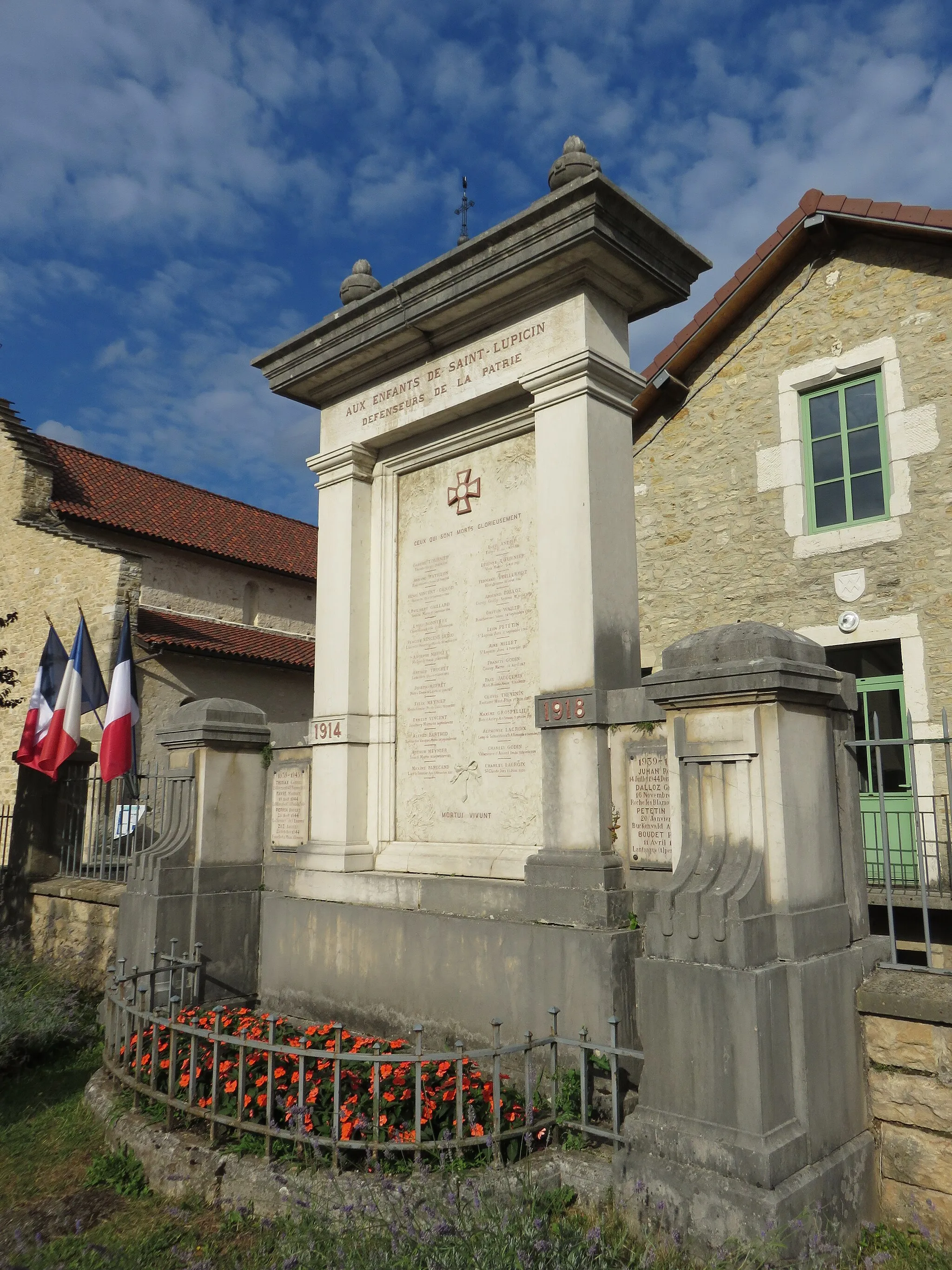 Photo showing: Monument aux morts de Saint-Lupicin (Jura, France).