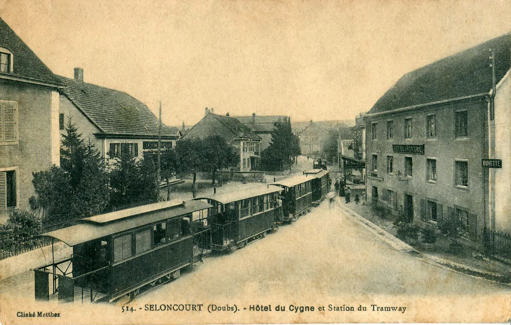 Photo showing: Carte postale ancienne éditée par Metthez : SELONCOURT - Hôtel du Cygne et Station du Tramway (Tramway de la Vallée d'Hérimoncourt)