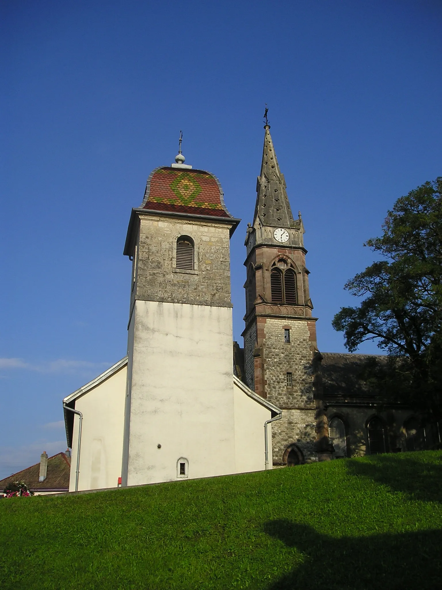 Photo showing: Türme der lutherischen Alten Kirche (Vieille église; links) und der neuen lutherischen Kirche (Temple luthérien; rechts) in Seloncourt