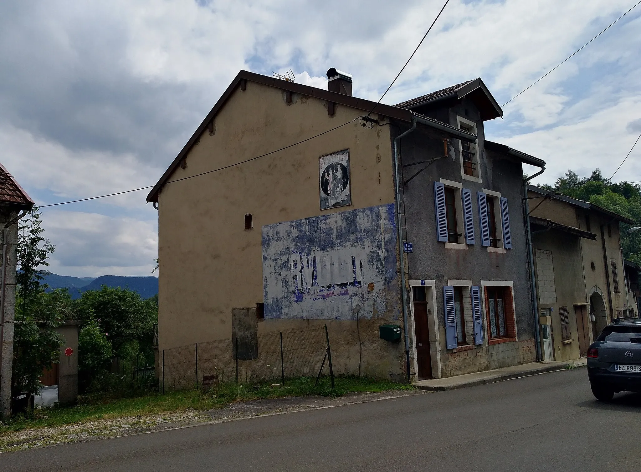 Photo showing: Ancienne publicité murale pour l'huile Kervoline, route de Besançon à Valfin-lès-Saint-Claude (Jura, France).