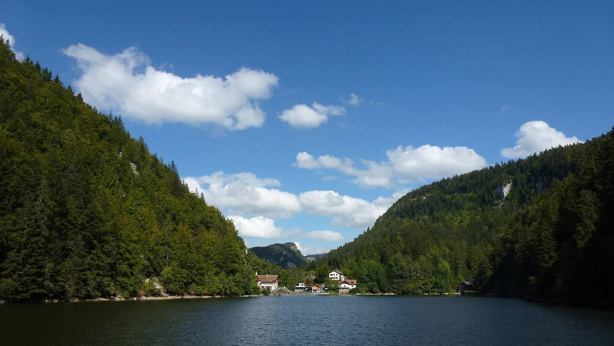 Photo showing: Les Bassins du Doubs. L'embarcadère ou le débarcadère du Saut du Doubs. Rive gauche, la France. Rive droite, la Suisse.