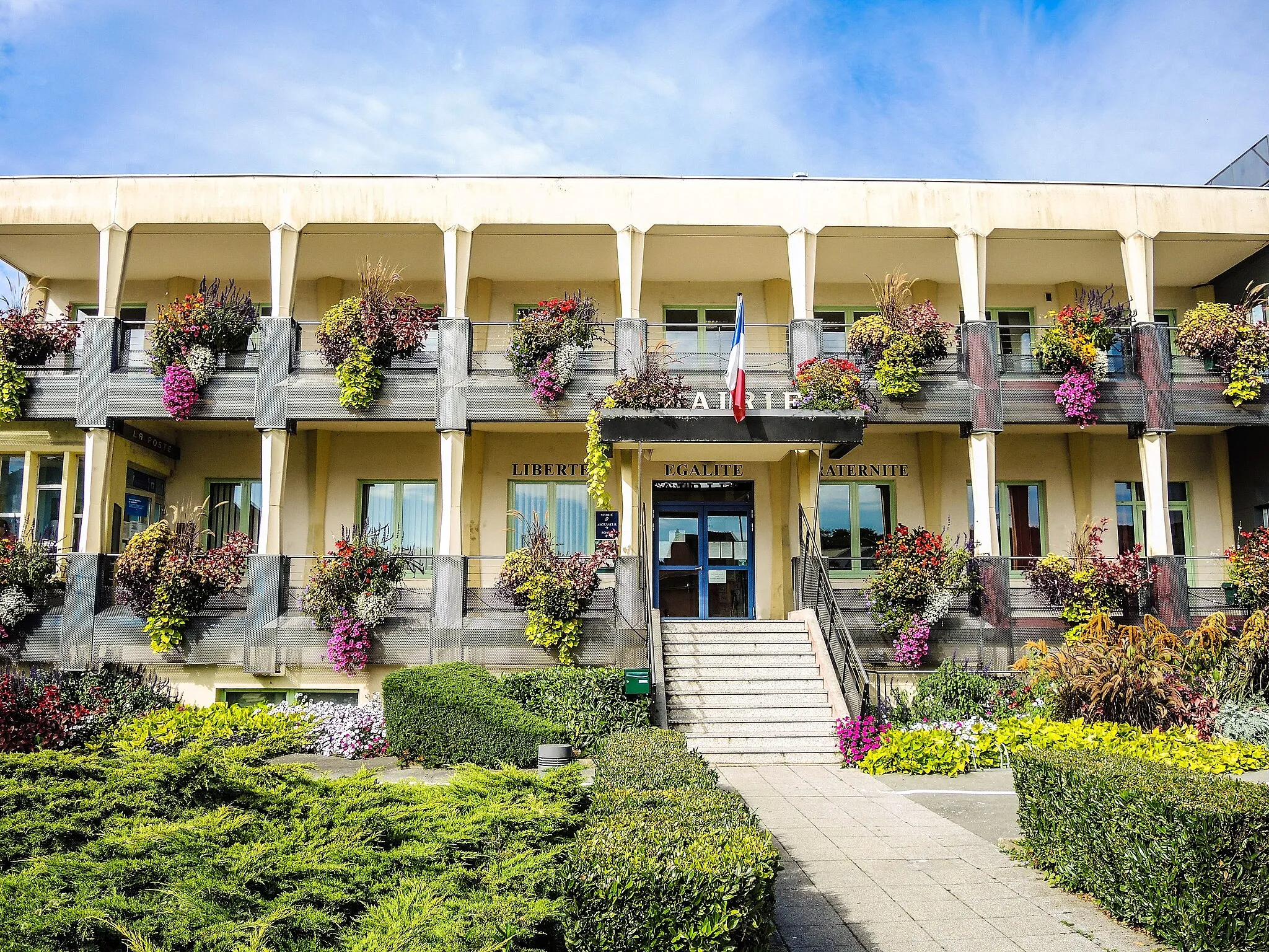 Photo showing: Façade de la mairie de Voujeaucourt. Doubs