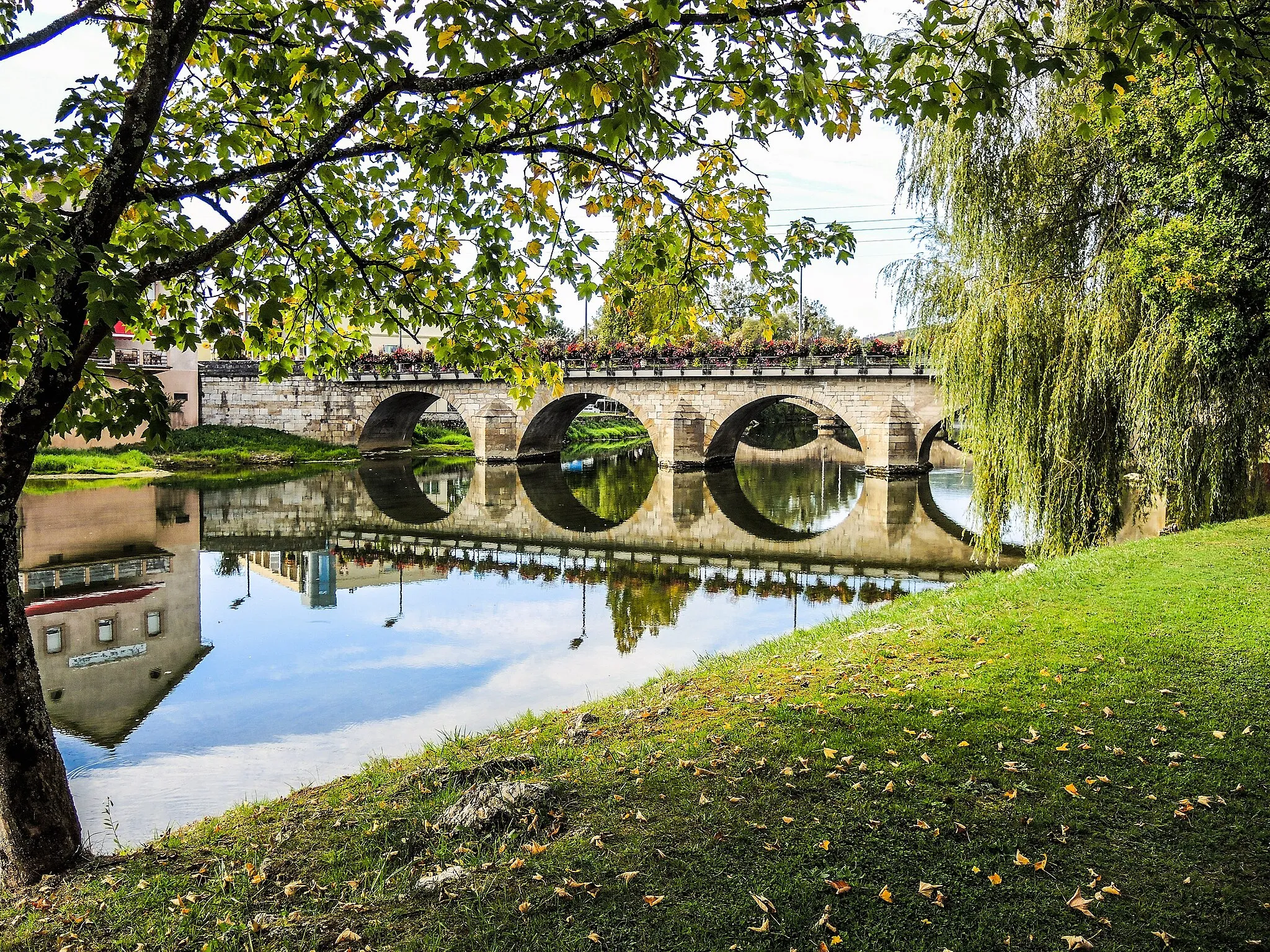 Photo showing: Le pont routier sur le Doubs, vu du parc de loisirs. Voujeaucourt. Doubs