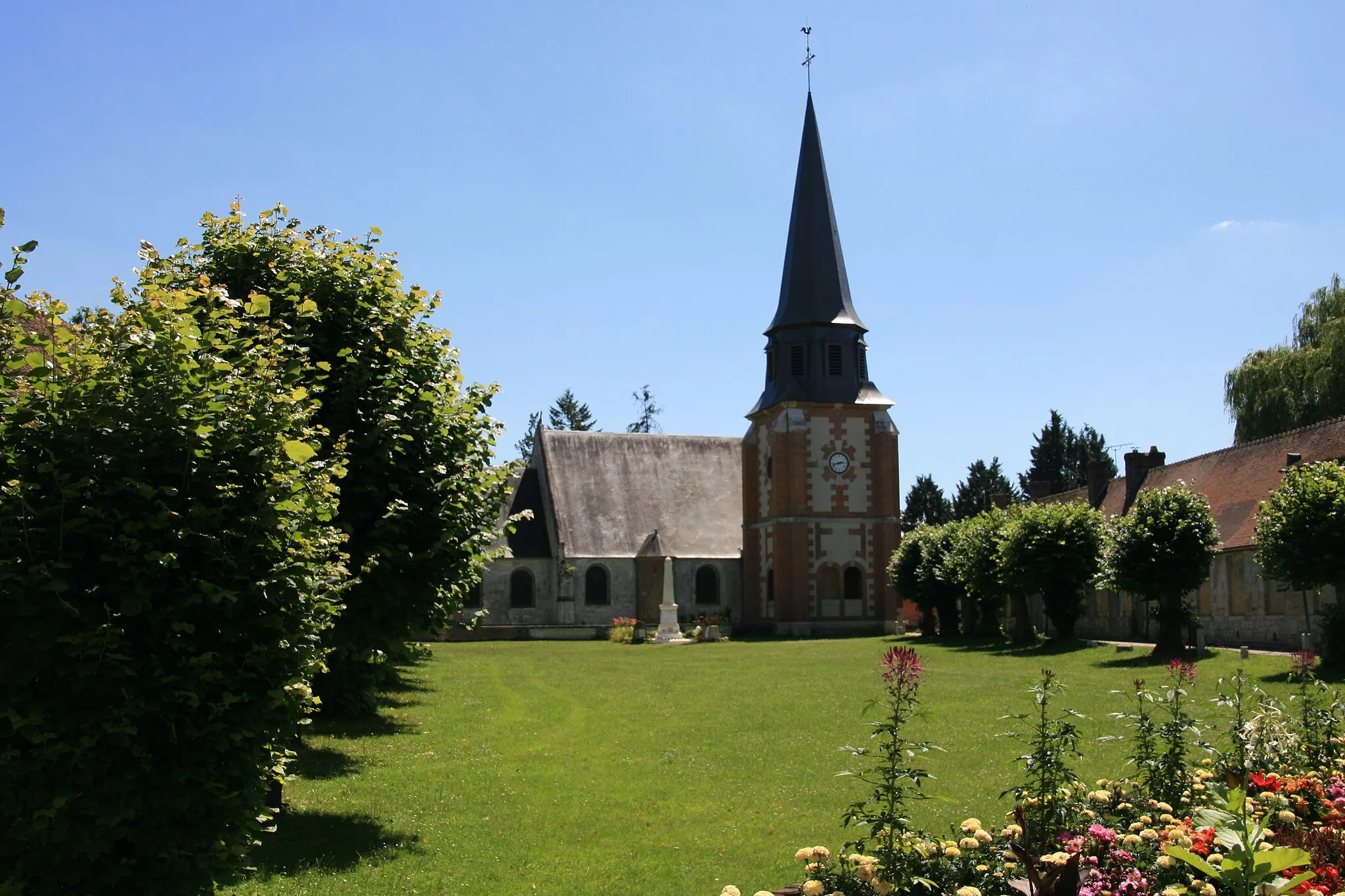 Photo showing: L'église Sainte-Cécile d'Acquigny (Eure, France), vue de la rue Aristide Briand.