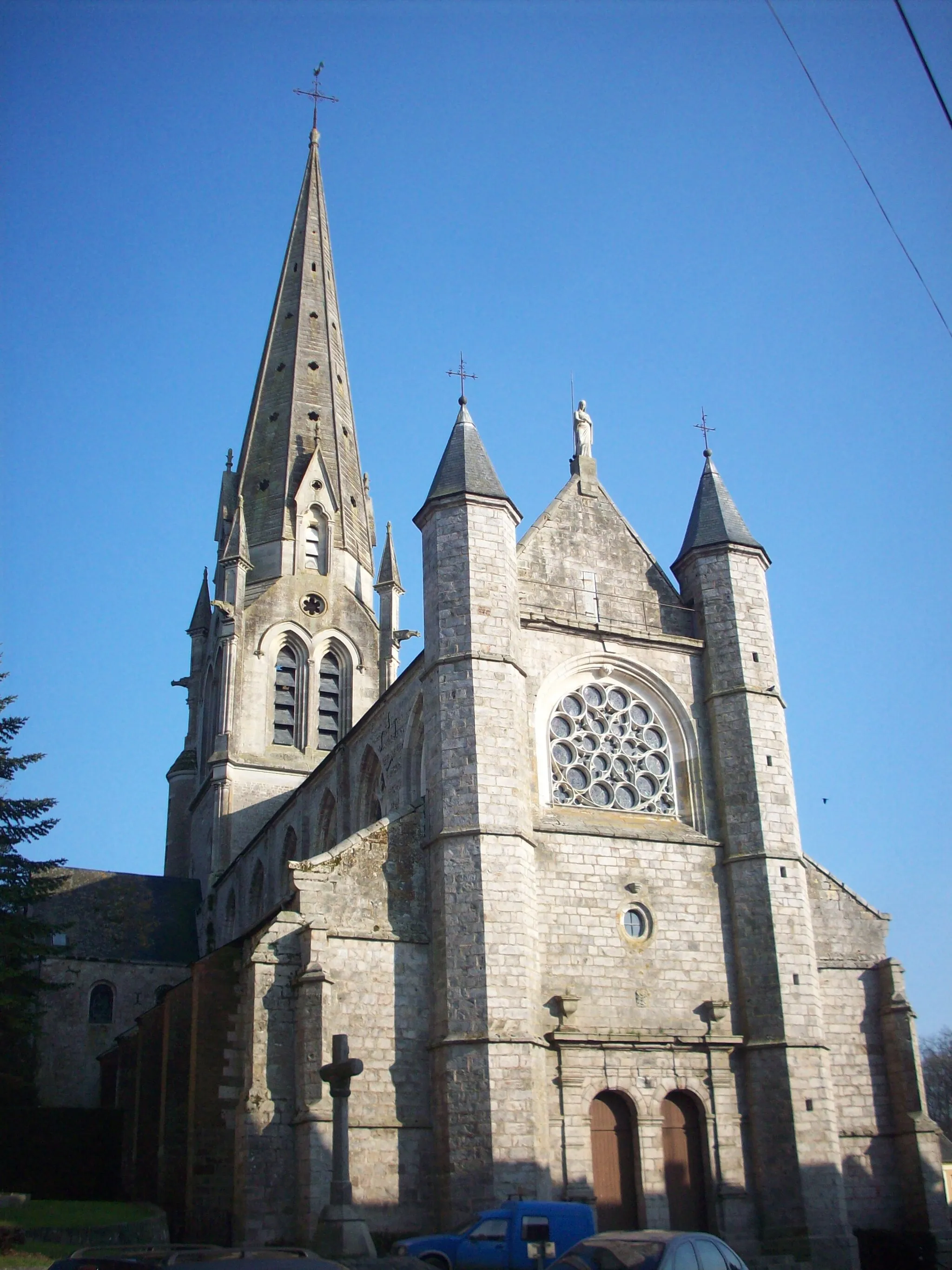 Photo showing: Façade occidentale de la collégiale d'Auffay.