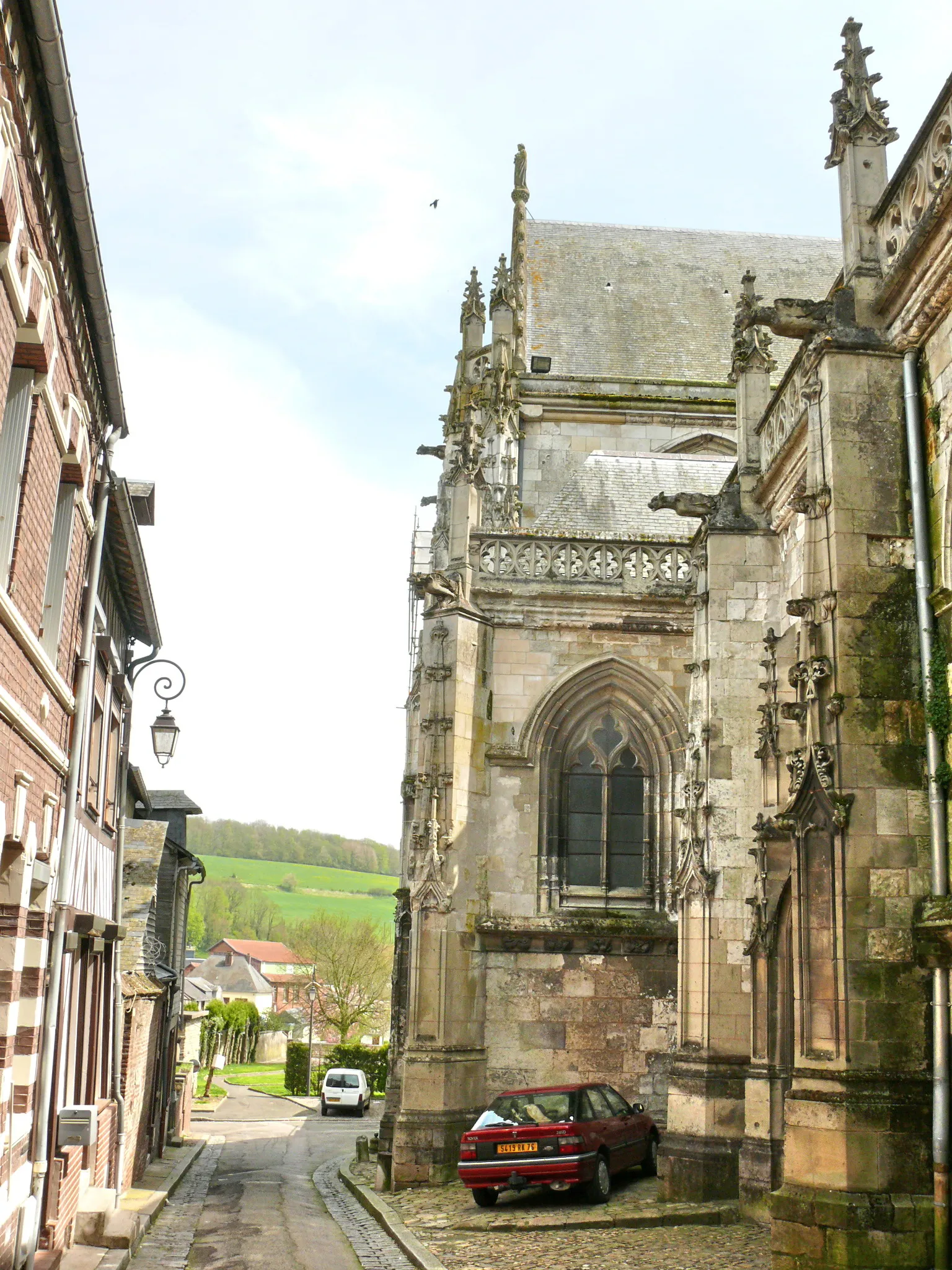 Photo showing: Aumale (Seine-Maritime, France) - Façade nord de l'église Saint-Pierre et Saint-Paul (rue du Vieux cimetière)