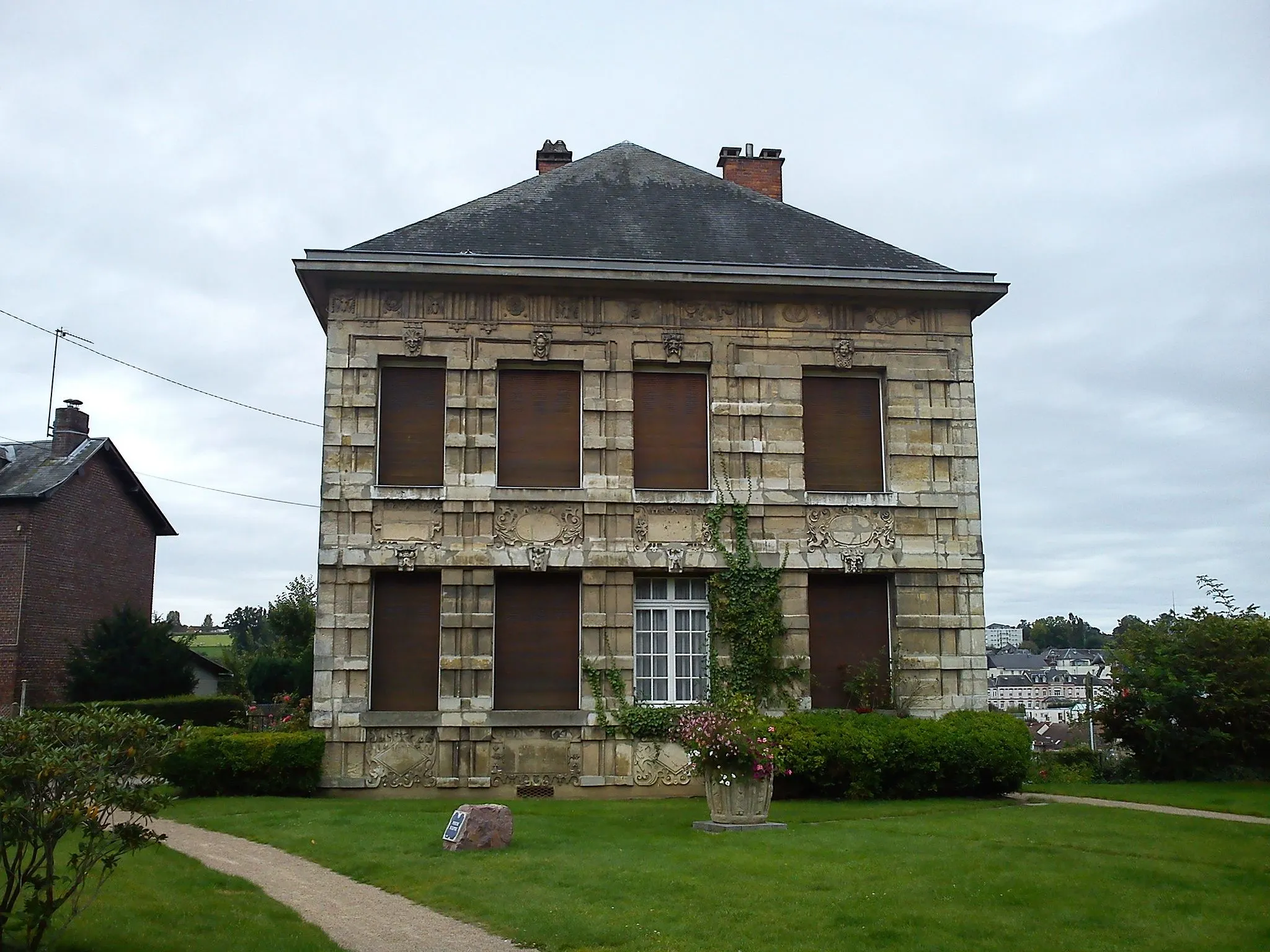 Photo showing: This building is inscrit au titre des monuments historiques de la France. It is indexed in the base Mérimée, a database of architectural heritage maintained by the French Ministry of Culture, under the reference PA00100553 .