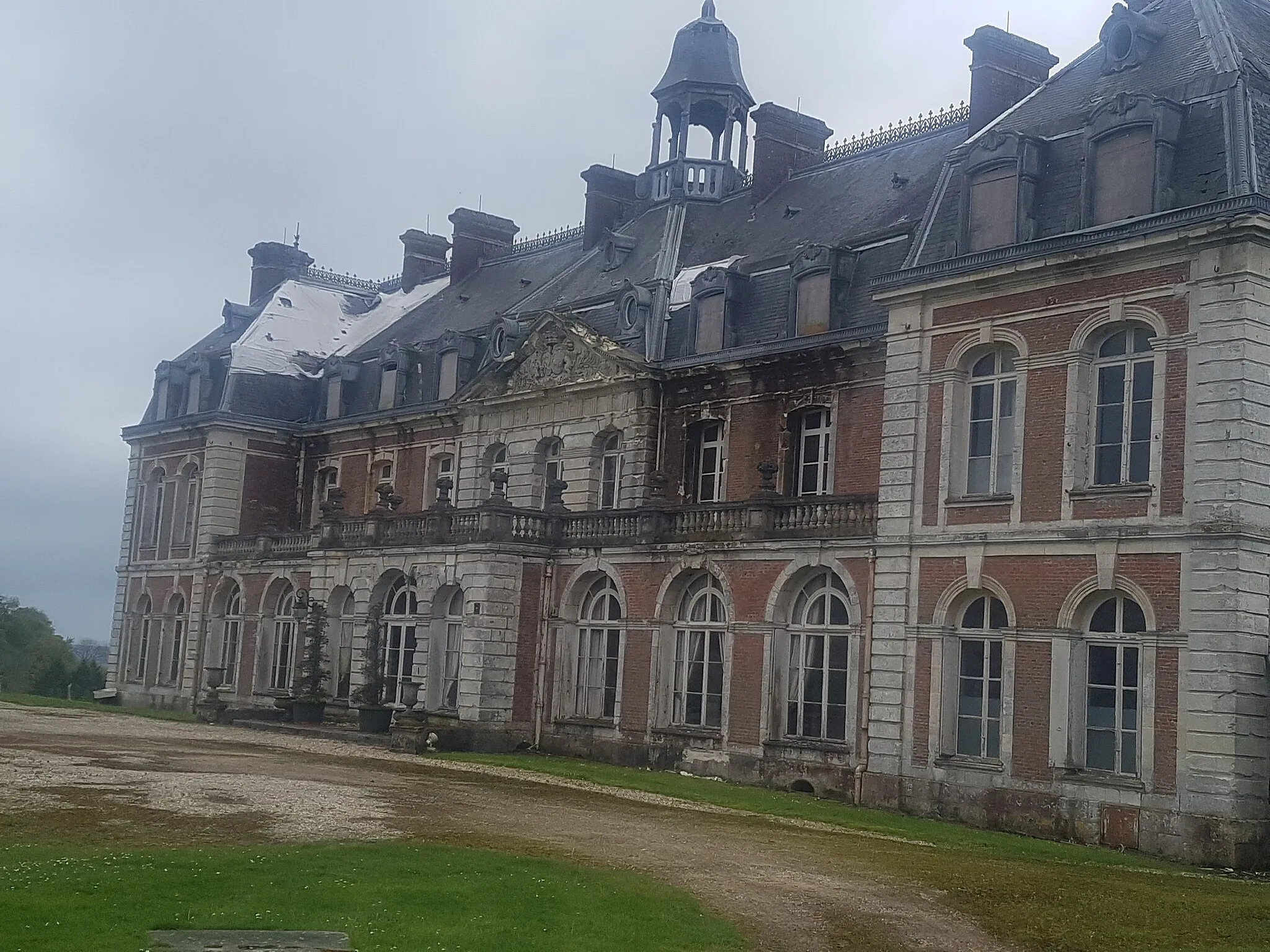 Photo showing: Une partie des dégradations du château de Villequier.