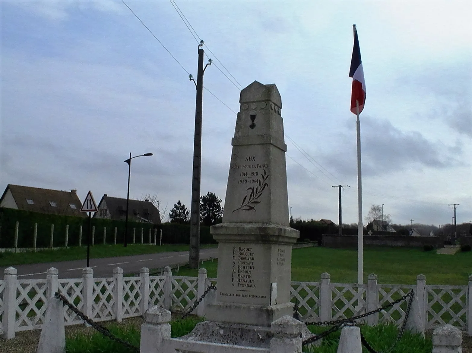 Photo showing: Monument aux morts de Courcelles-sur-Seine.
