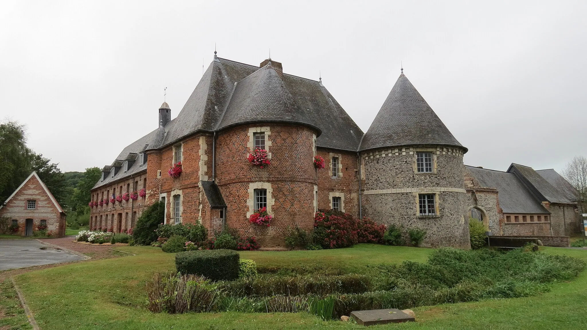 Photo showing: This building is indexed in the base Mérimée, a database of architectural heritage maintained by the French Ministry of Culture, under the reference PA00100609 .