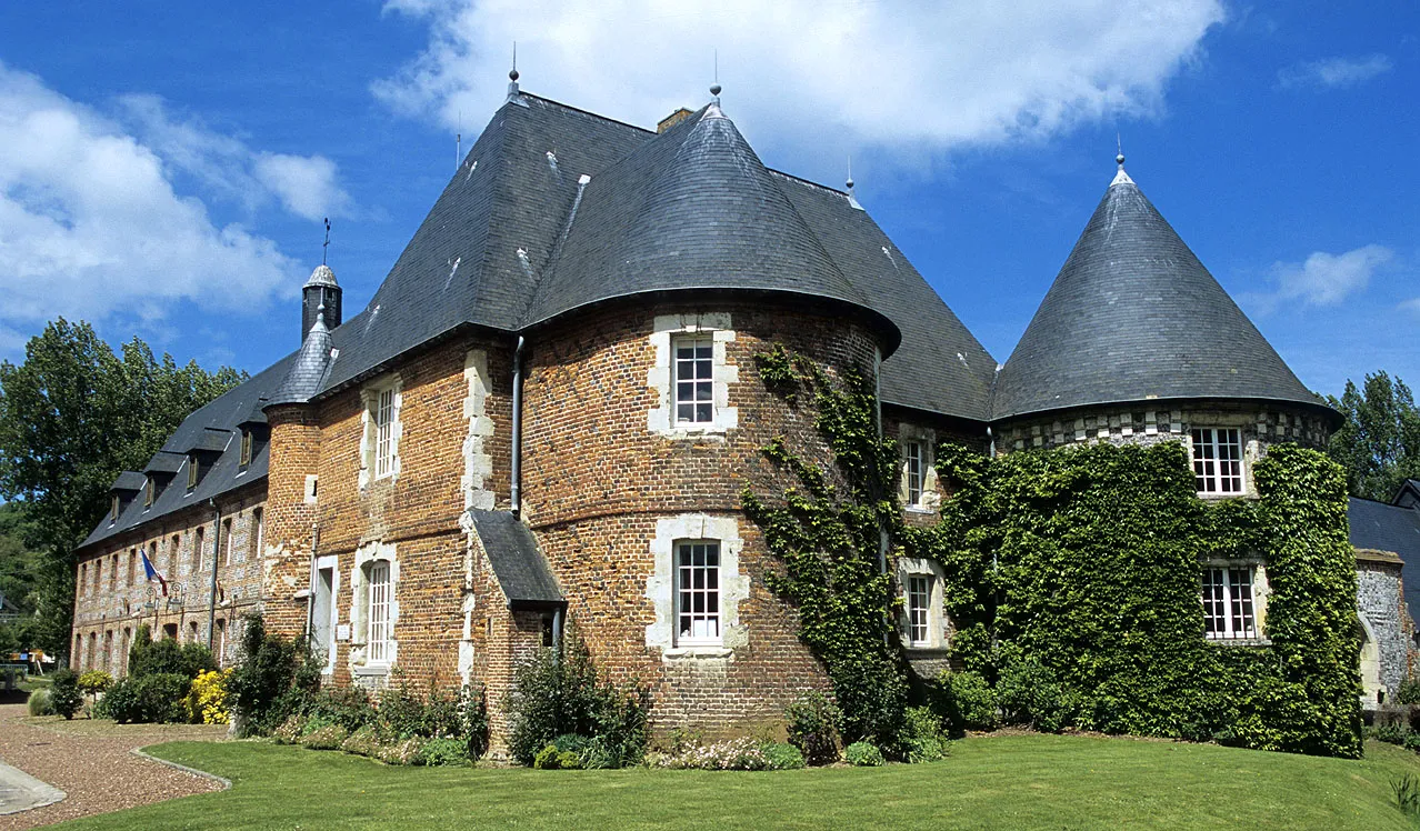 Photo showing: This building is indexed in the base Mérimée, a database of architectural heritage maintained by the French Ministry of Culture, under the reference PA00100609 .