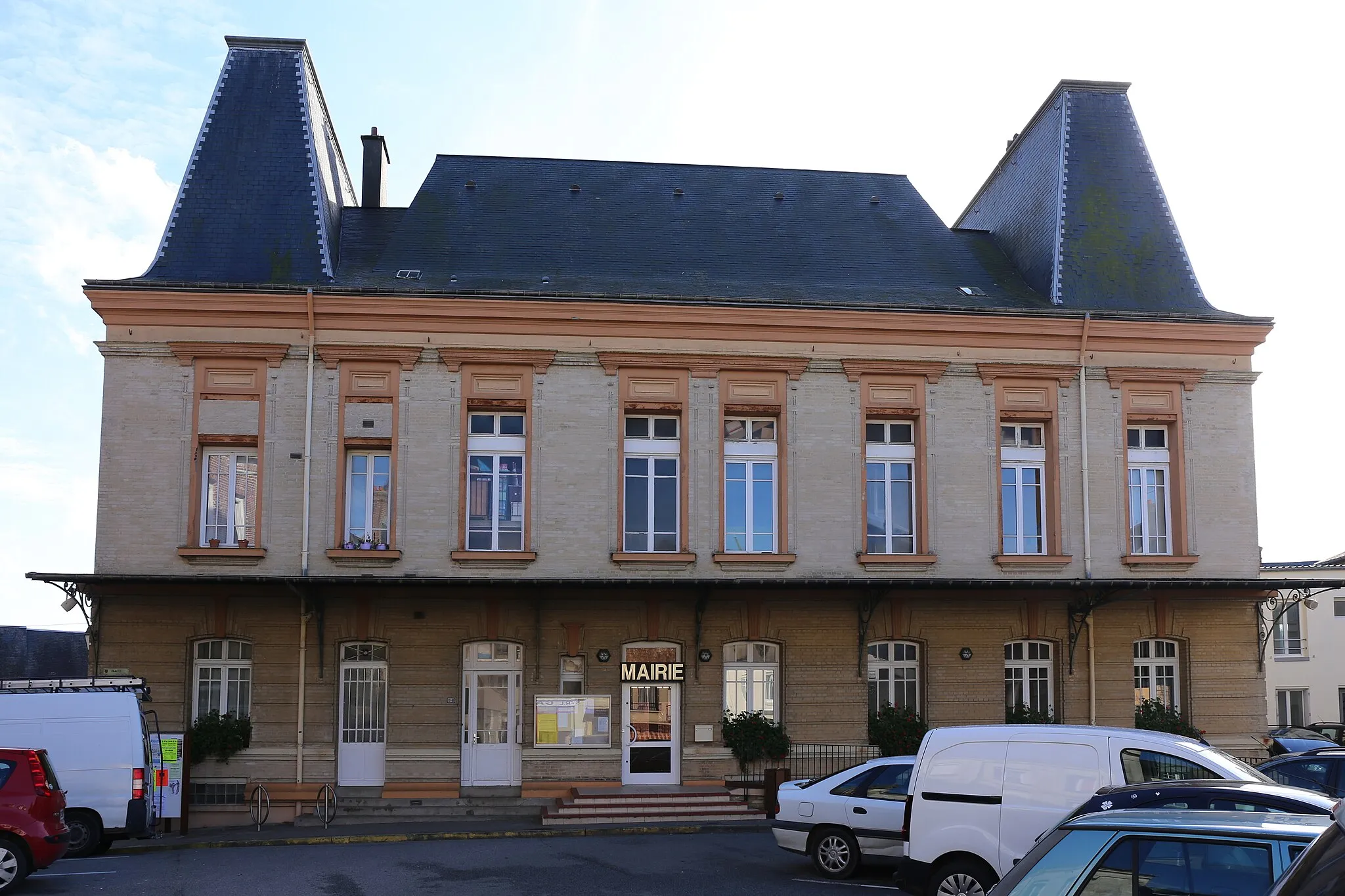 Photo showing: Mairie de Criquetot-l'Esneval : façade sur la place Georges Chédru.