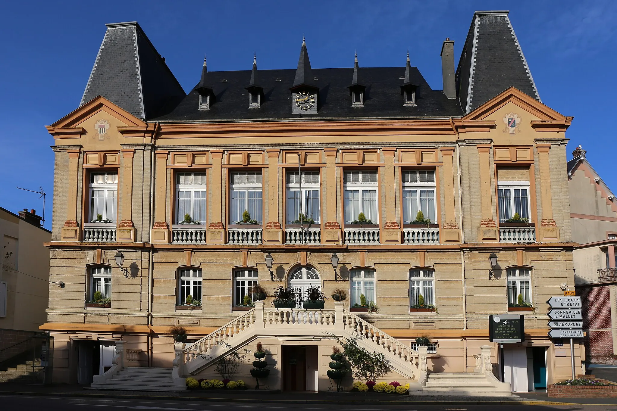 Photo showing: Mairie de Criquetot-l'Esneval : façade sur la place du Général Leclerc.