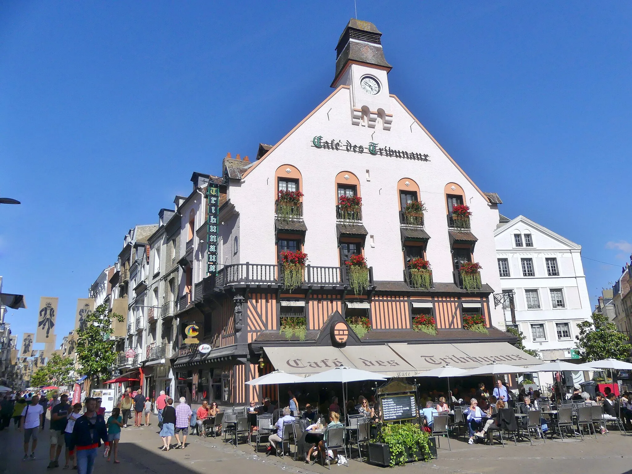Photo showing: Sight of the Café des Tribunaux building, in Dieppe, Normandy, France.